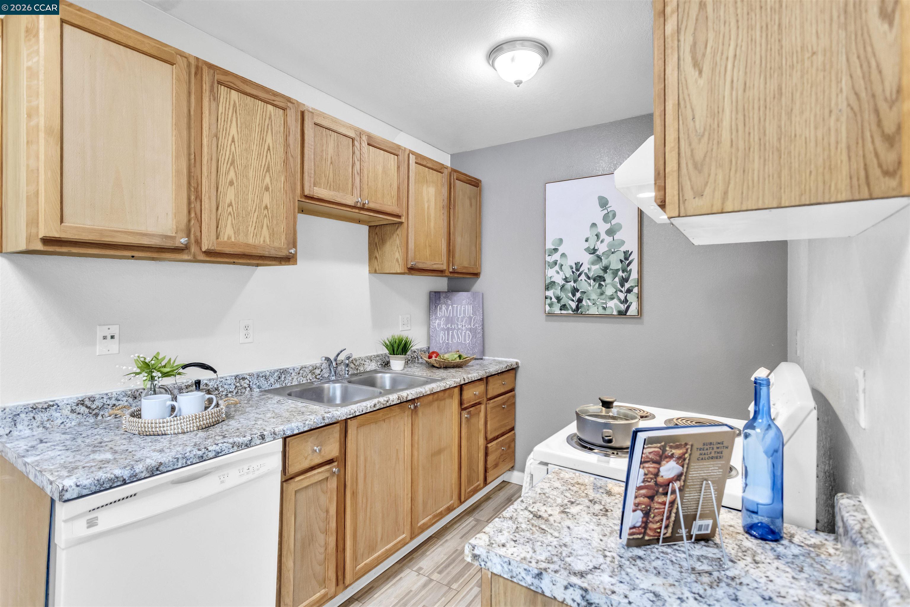 Detail Gallery Image 4 of 30 For 952 Mission Rd, South San Francisco,  CA 94080 - 2 Beds | 1 Baths