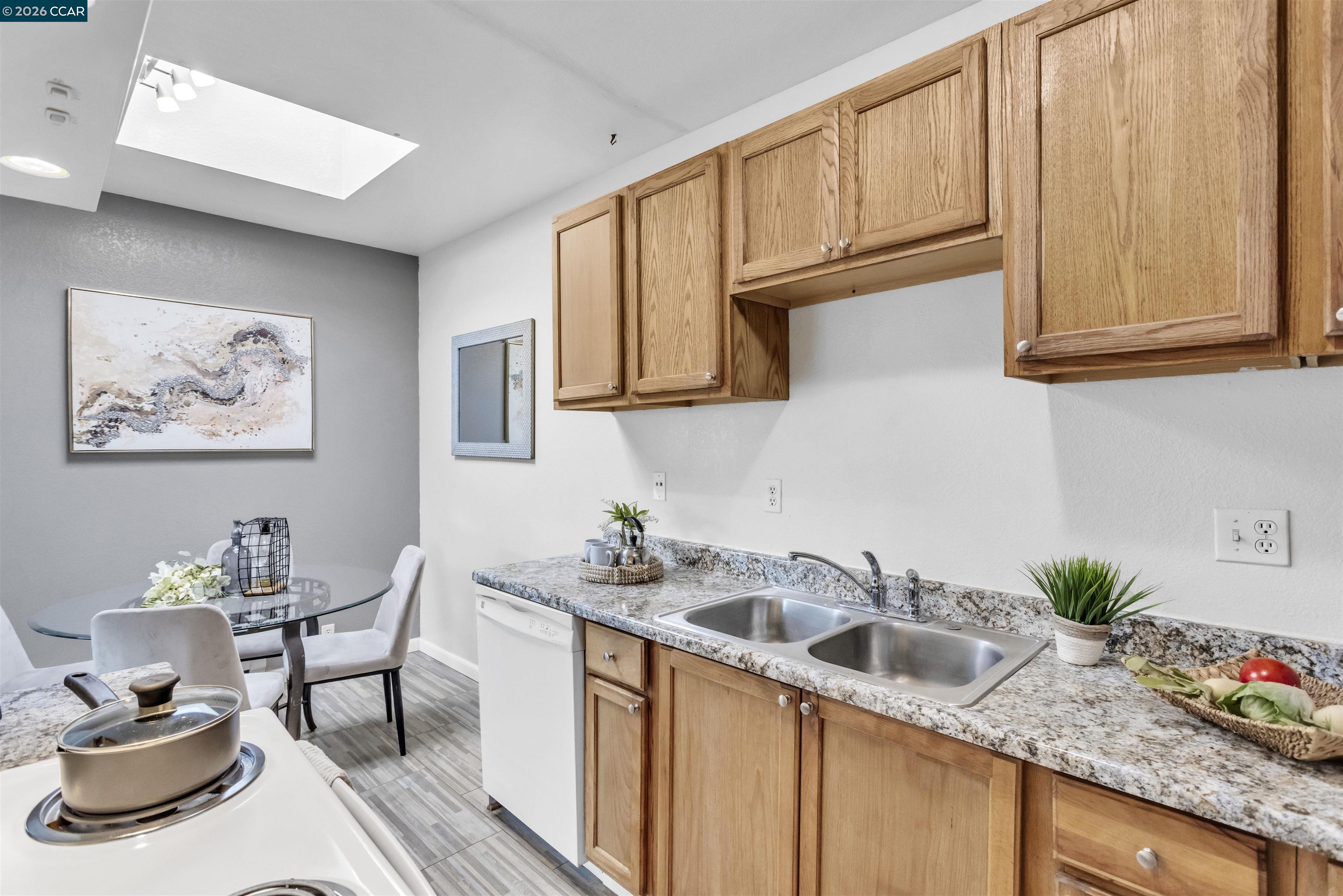 Detail Gallery Image 5 of 30 For 952 Mission Rd, South San Francisco,  CA 94080 - 2 Beds | 1 Baths
