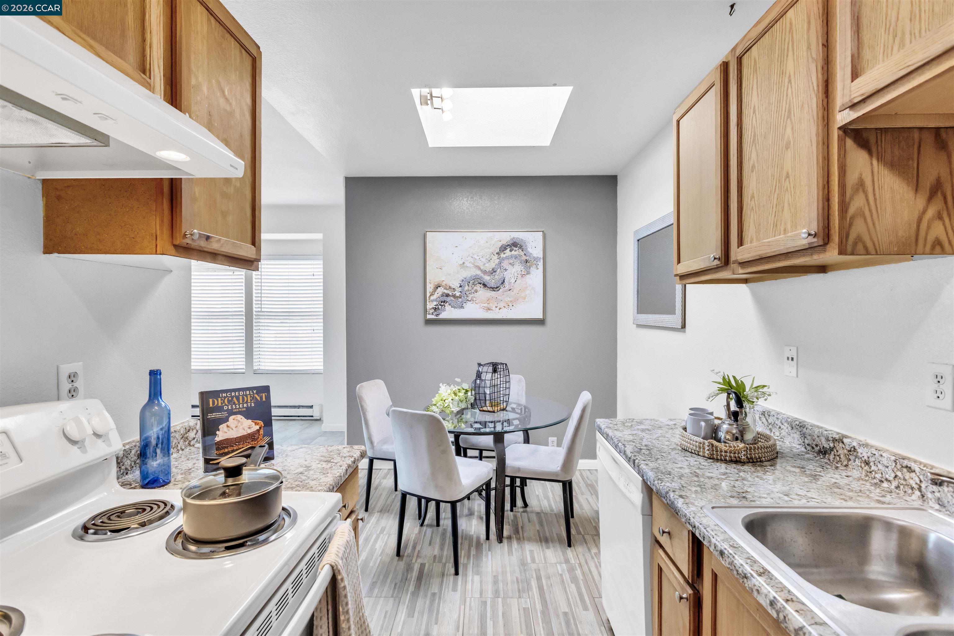 Detail Gallery Image 6 of 30 For 952 Mission Rd, South San Francisco,  CA 94080 - 2 Beds | 1 Baths