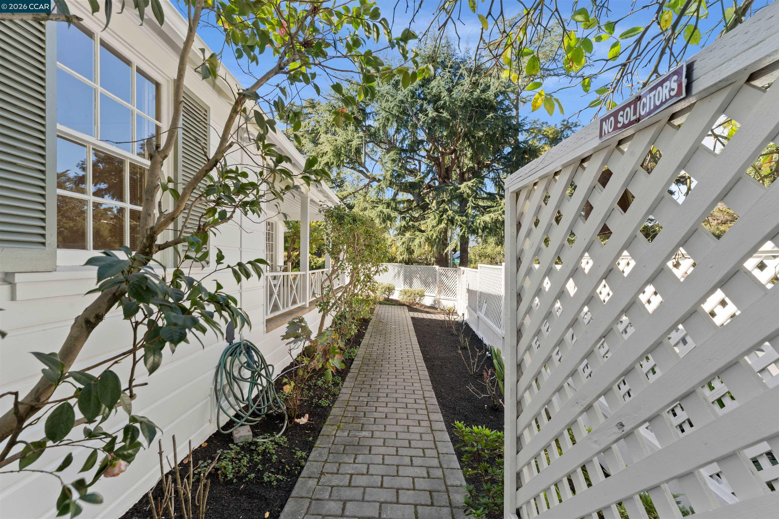 Detail Gallery Image 2 of 55 For 5450 Ascot Drive, Oakland,  CA 94611 - 2 Beds | 1/1 Baths