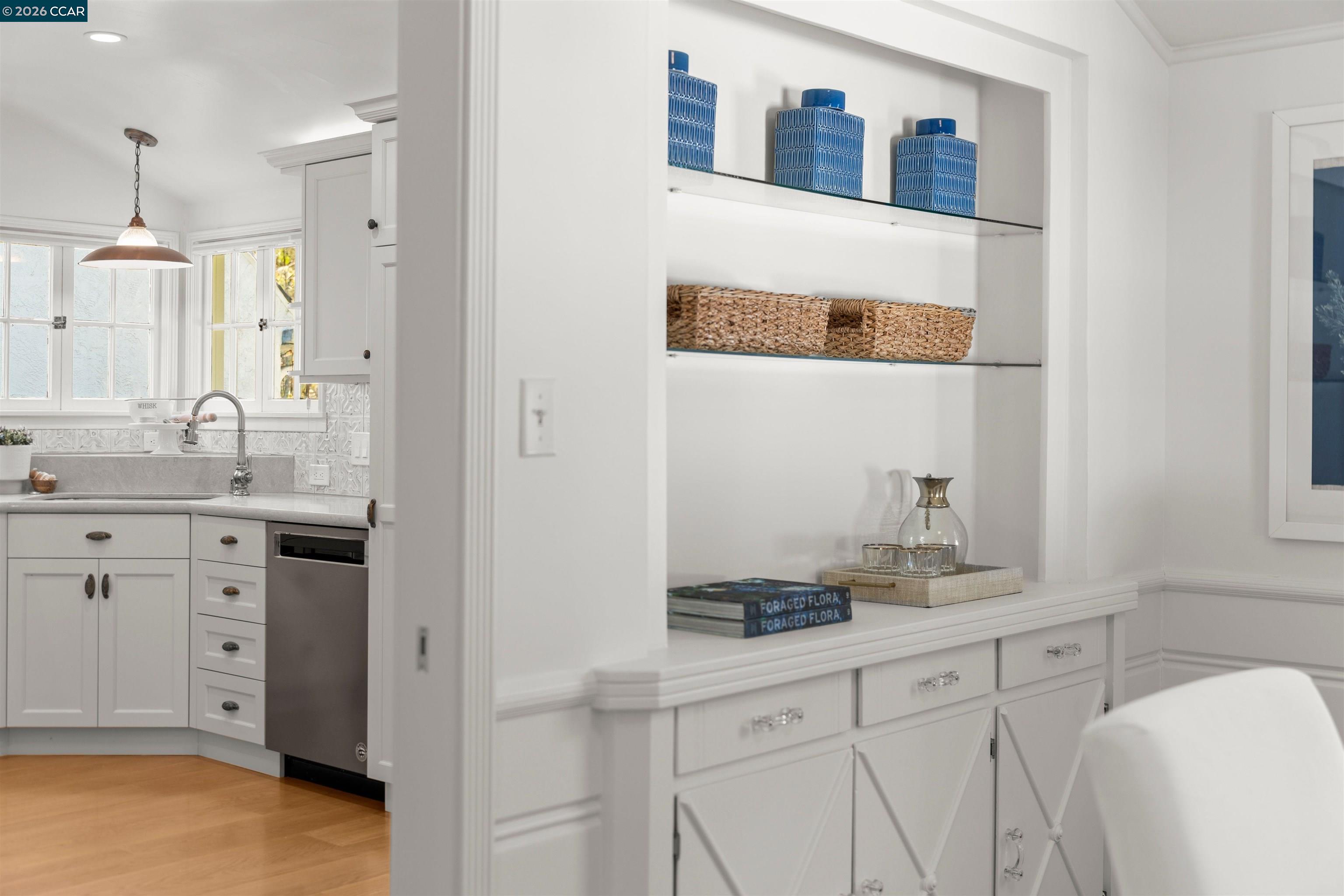 Detail Gallery Image 16 of 55 For 5450 Ascot Drive, Oakland,  CA 94611 - 2 Beds | 1/1 Baths