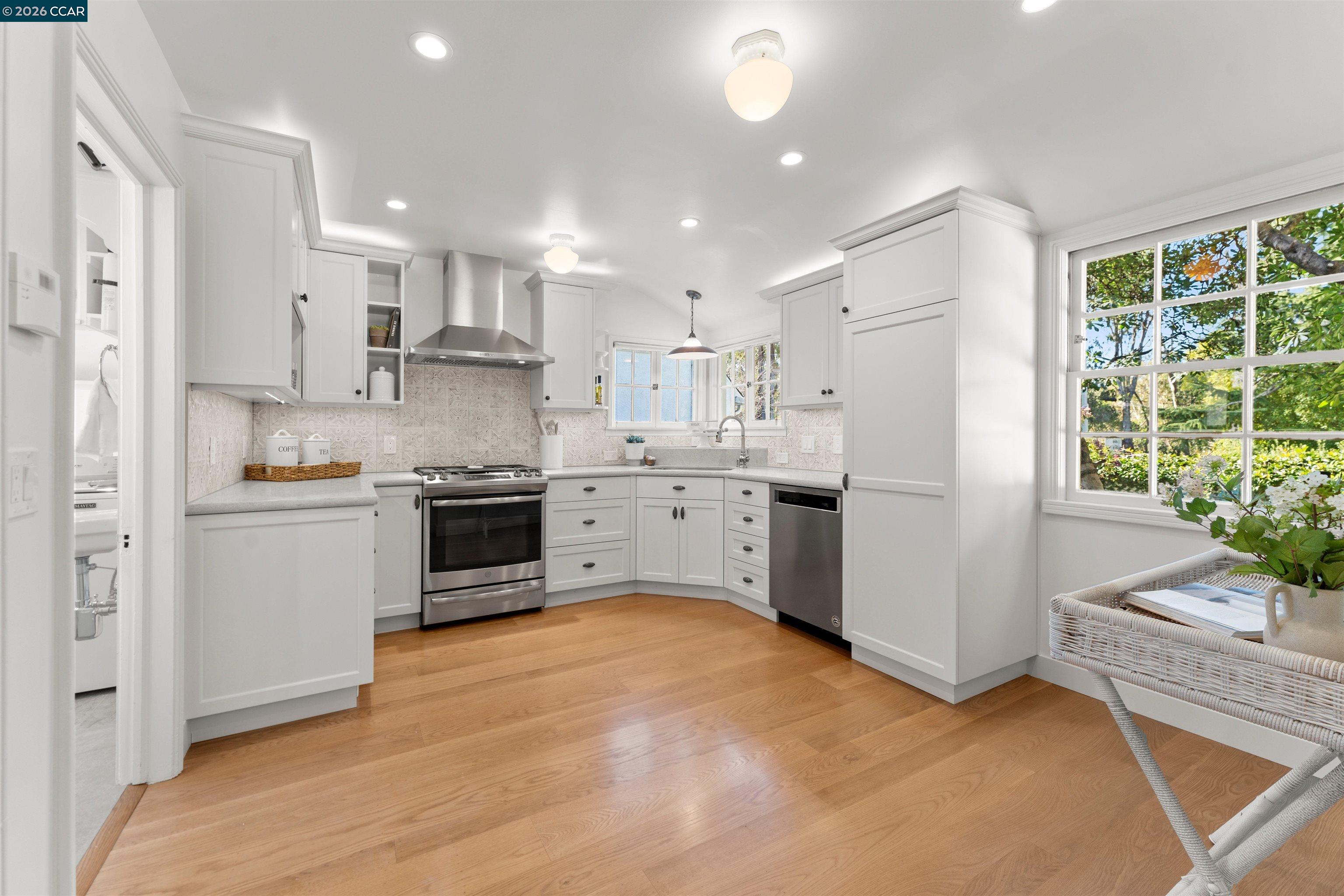 Detail Gallery Image 17 of 55 For 5450 Ascot Drive, Oakland,  CA 94611 - 2 Beds | 1/1 Baths