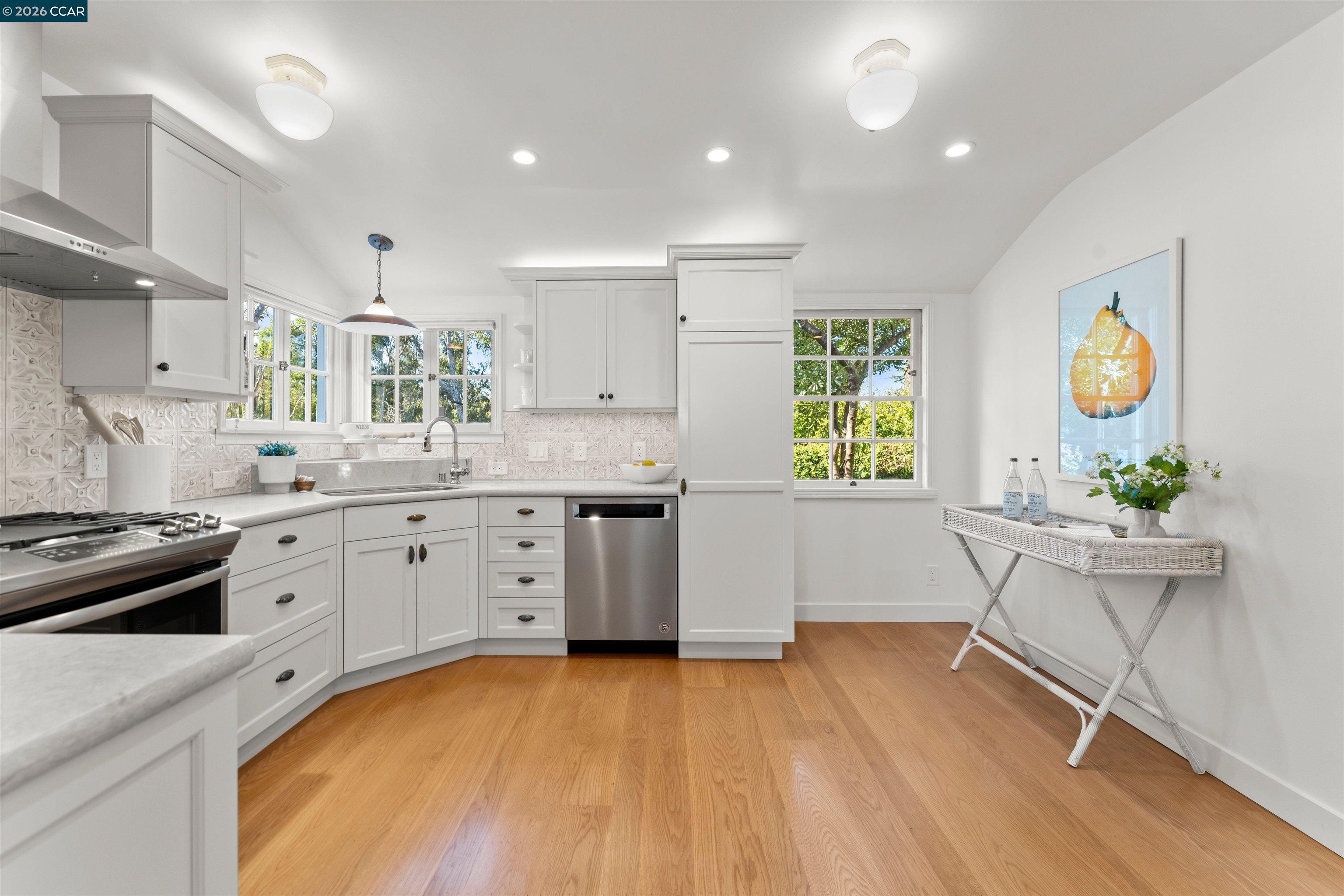 Detail Gallery Image 18 of 55 For 5450 Ascot Drive, Oakland,  CA 94611 - 2 Beds | 1/1 Baths