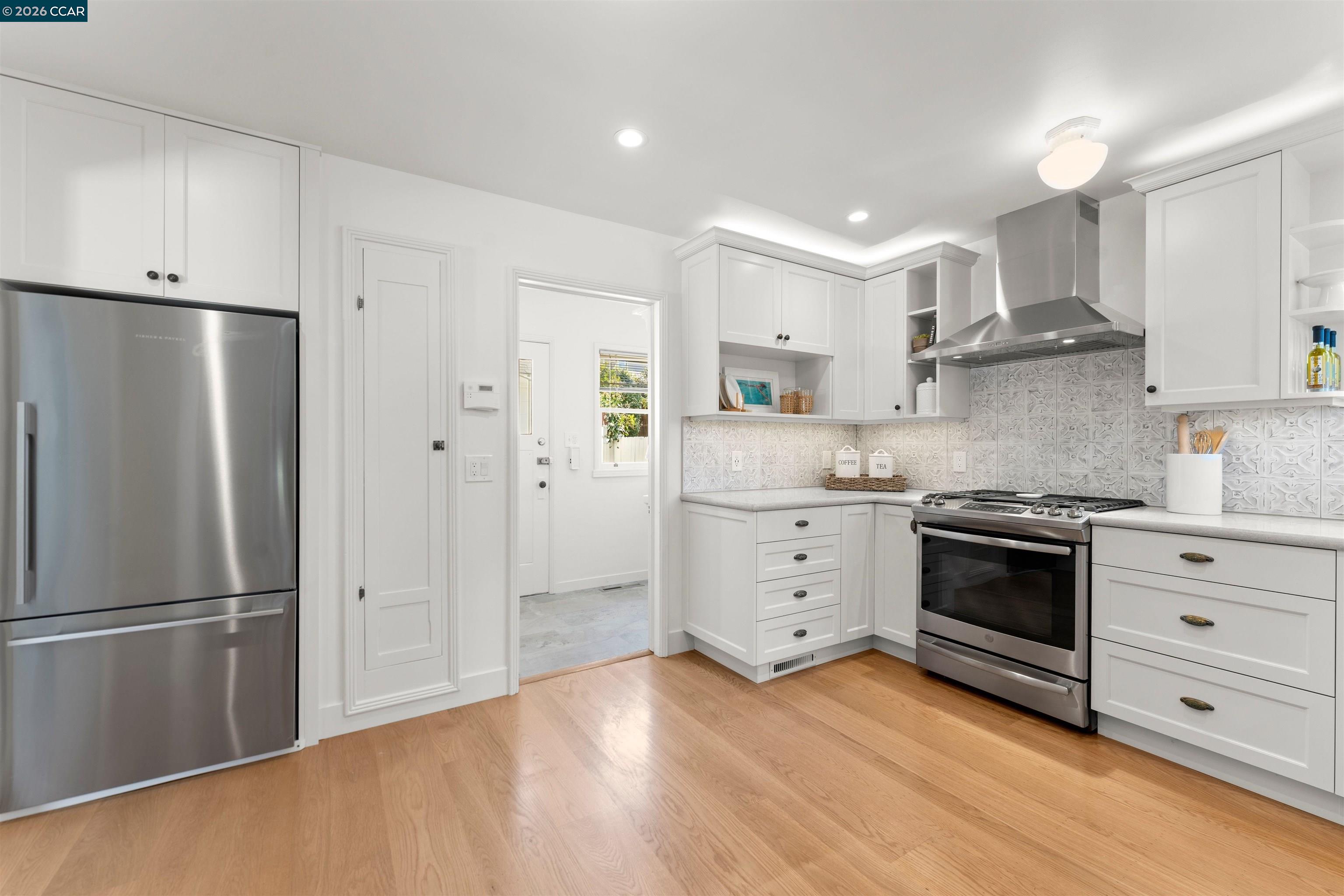 Detail Gallery Image 19 of 55 For 5450 Ascot Drive, Oakland,  CA 94611 - 2 Beds | 1/1 Baths