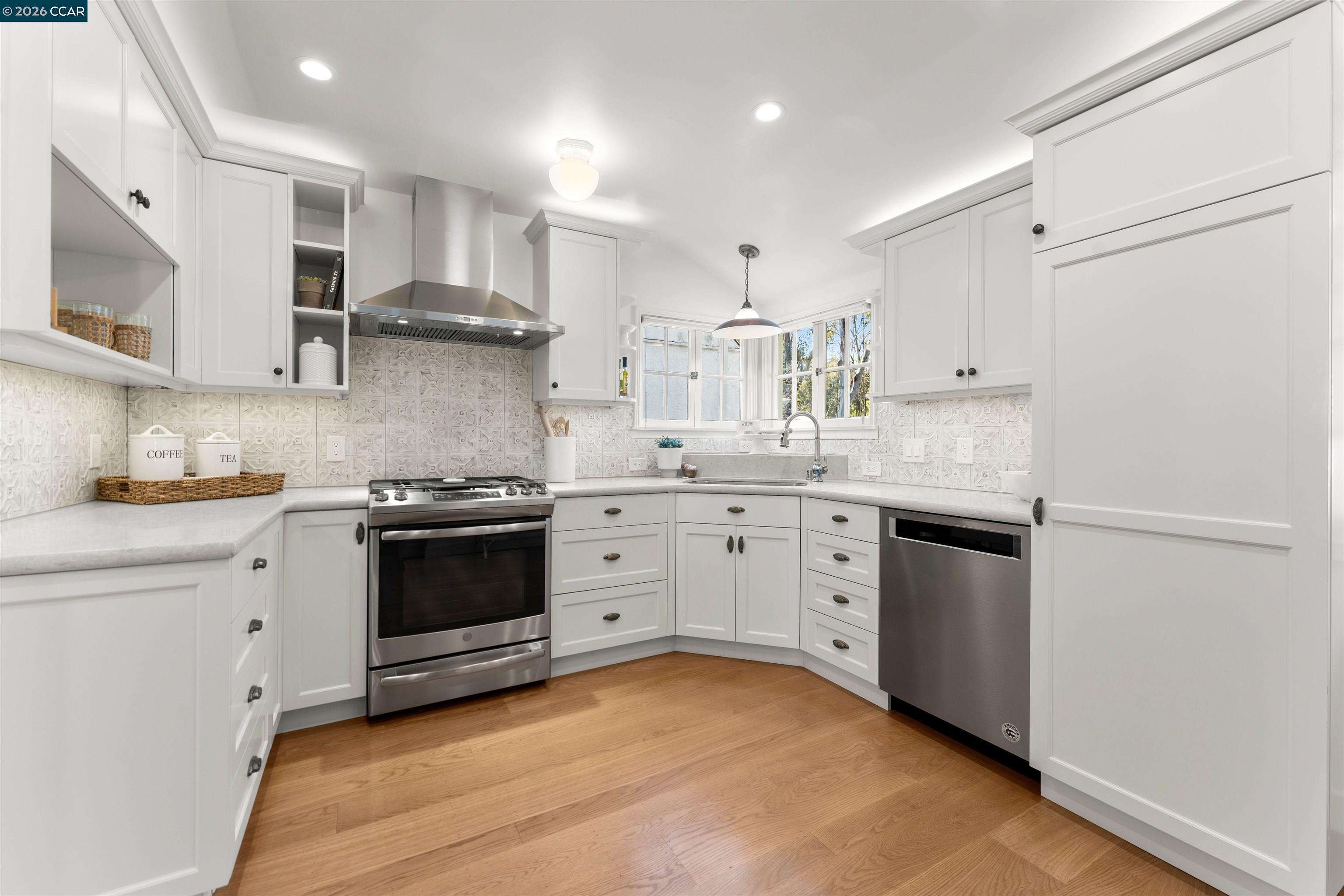 Detail Gallery Image 20 of 55 For 5450 Ascot Drive, Oakland,  CA 94611 - 2 Beds | 1/1 Baths