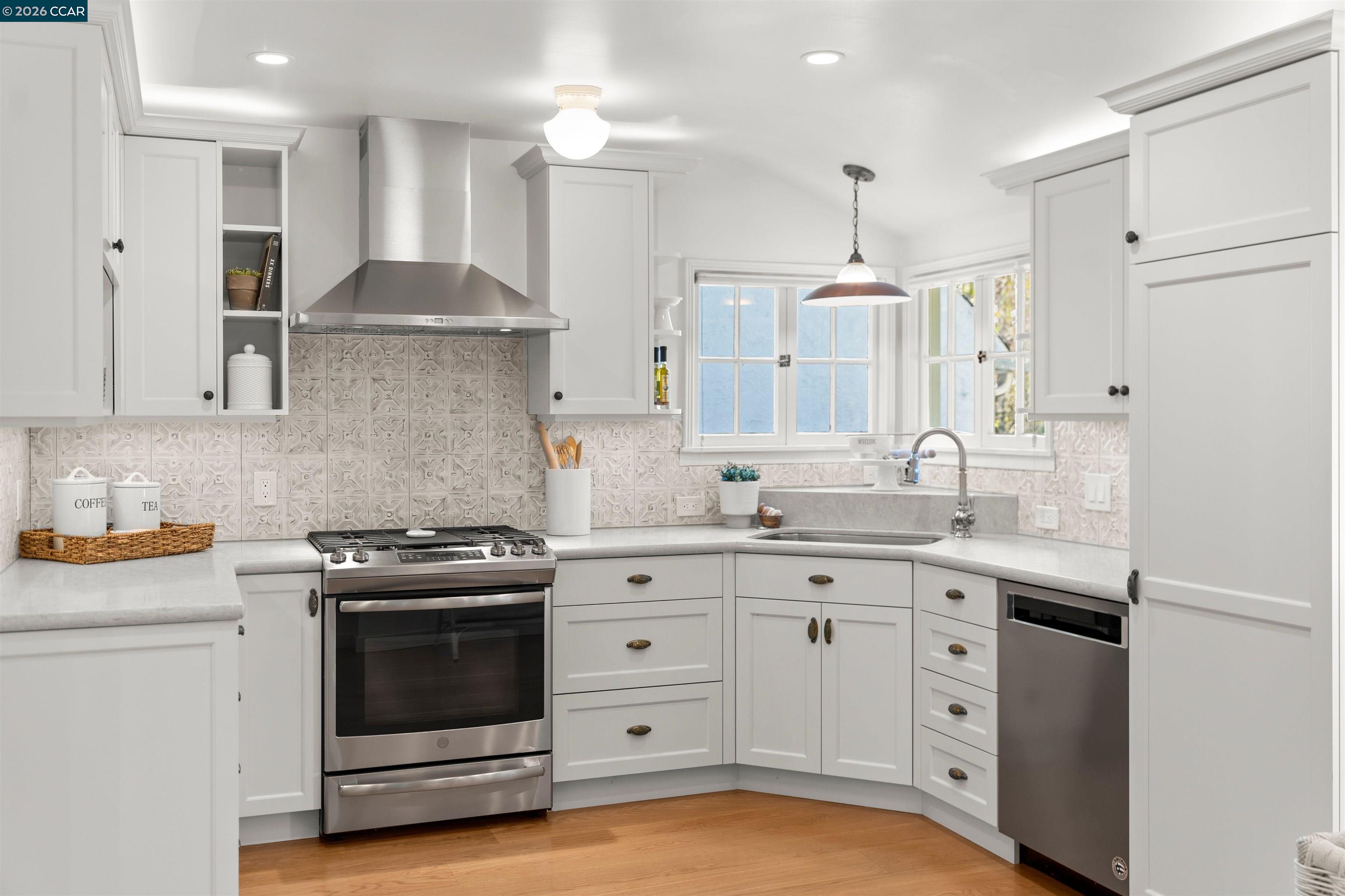 Detail Gallery Image 22 of 55 For 5450 Ascot Drive, Oakland,  CA 94611 - 2 Beds | 1/1 Baths