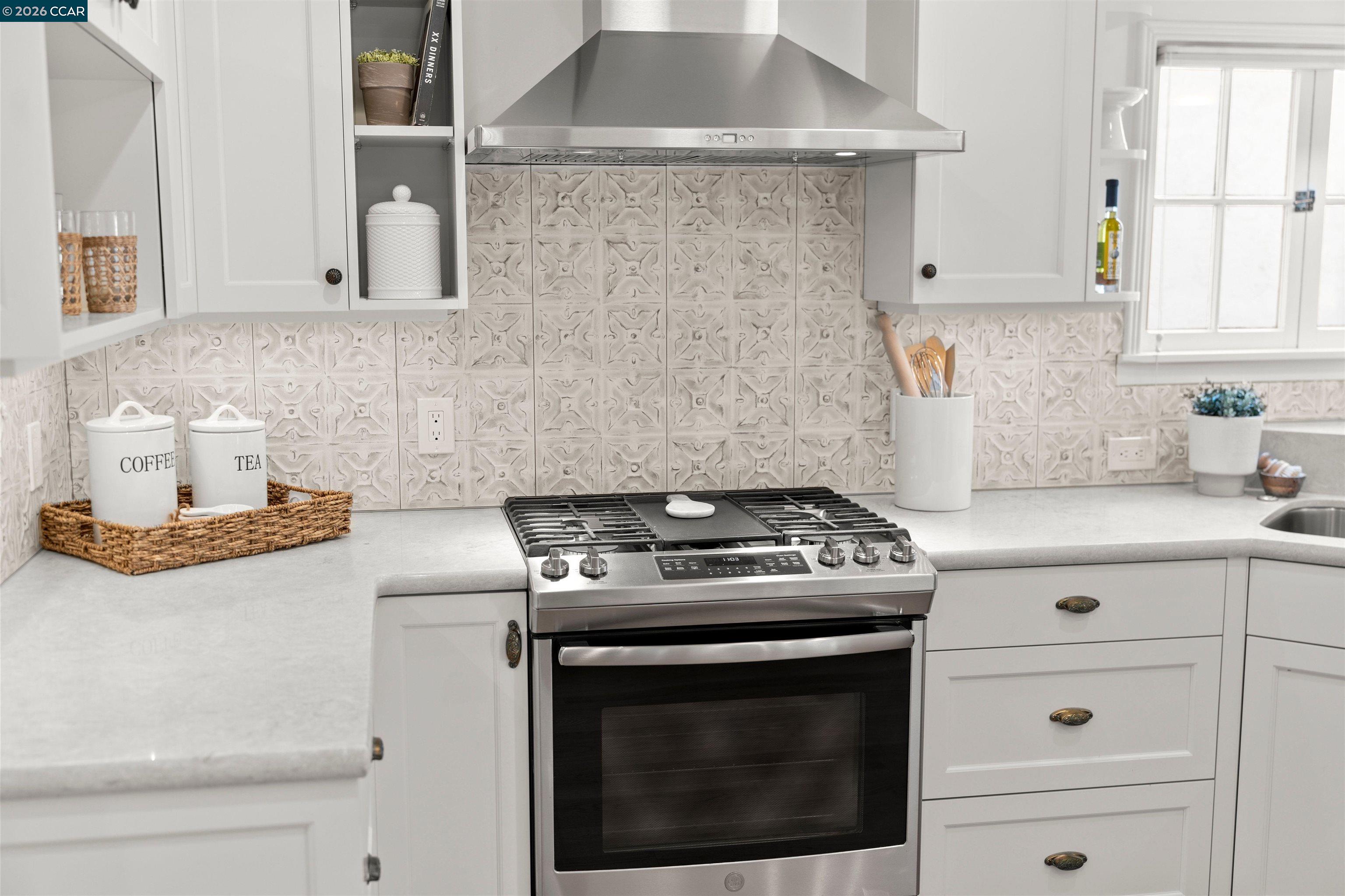 Detail Gallery Image 23 of 55 For 5450 Ascot Drive, Oakland,  CA 94611 - 2 Beds | 1/1 Baths