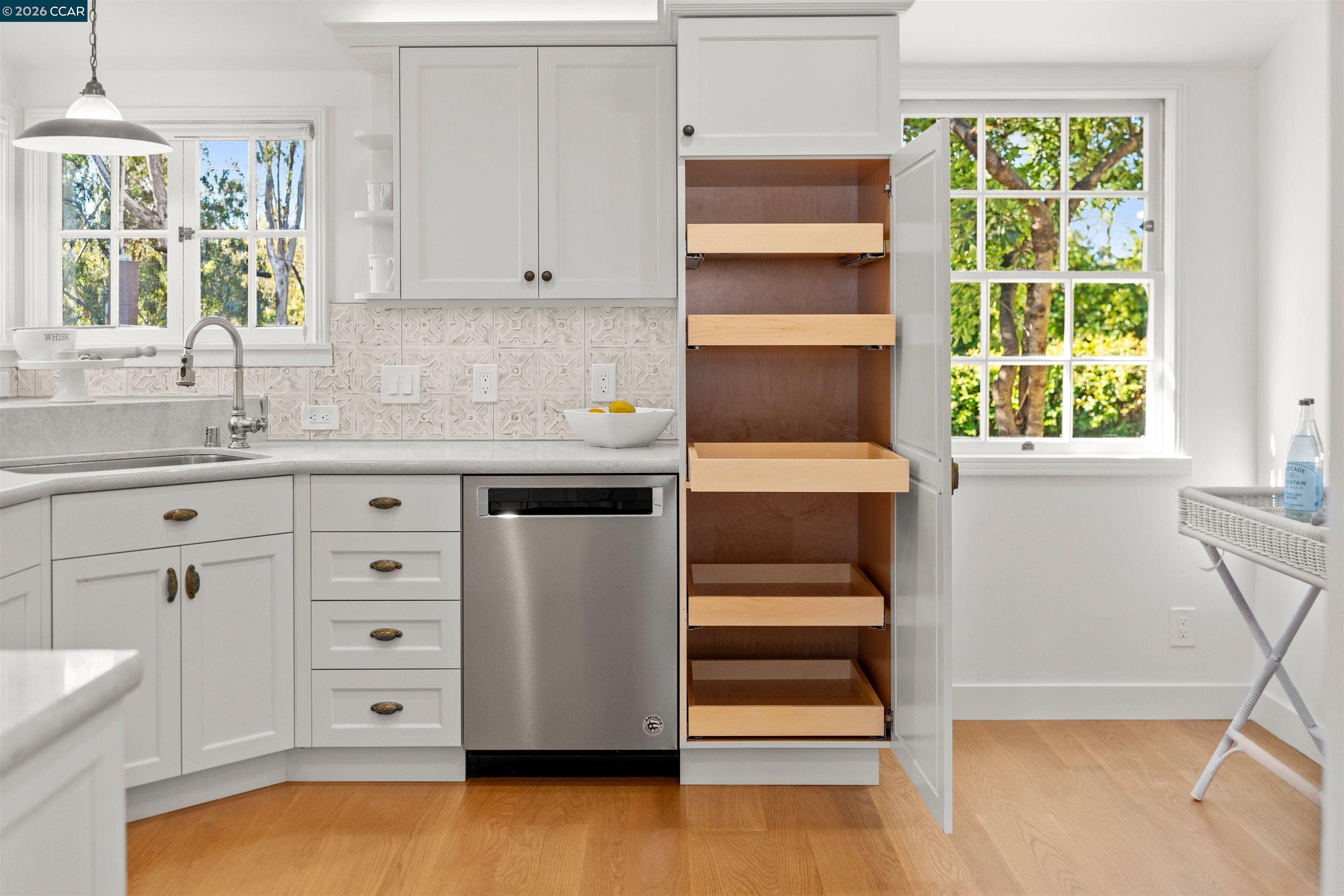 Detail Gallery Image 26 of 55 For 5450 Ascot Drive, Oakland,  CA 94611 - 2 Beds | 1/1 Baths