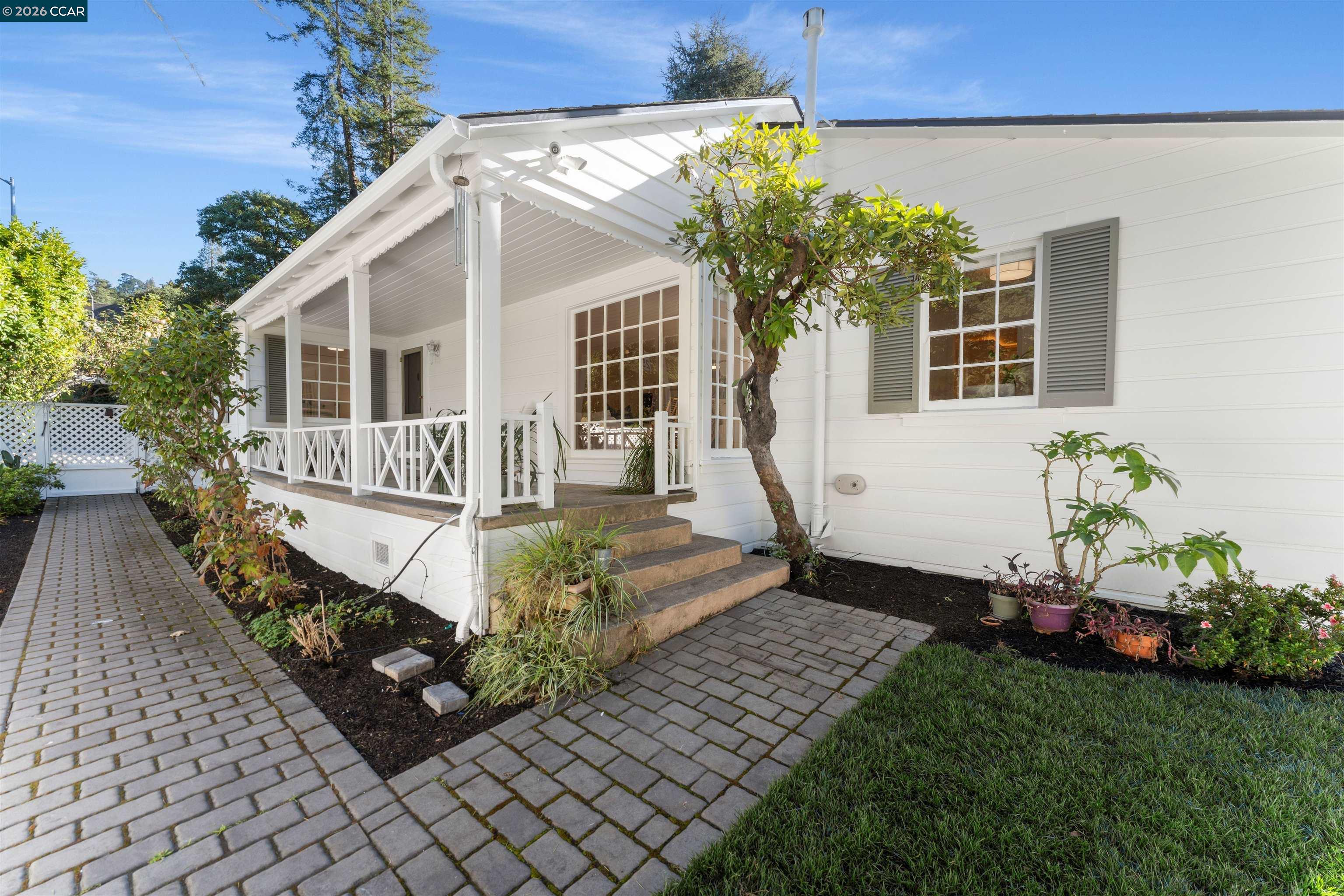 Detail Gallery Image 4 of 55 For 5450 Ascot Drive, Oakland,  CA 94611 - 2 Beds | 1/1 Baths