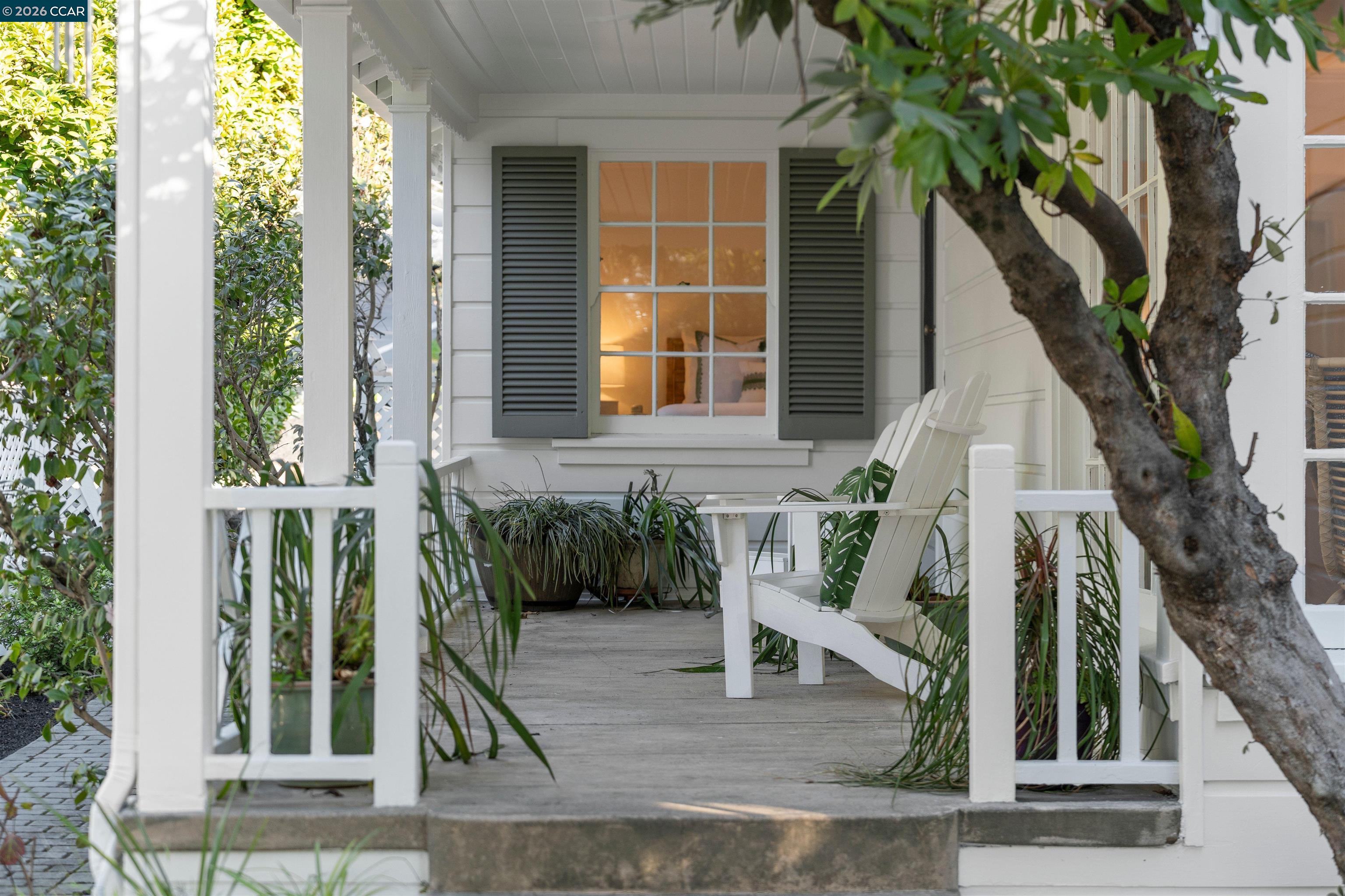 Detail Gallery Image 6 of 55 For 5450 Ascot Drive, Oakland,  CA 94611 - 2 Beds | 1/1 Baths