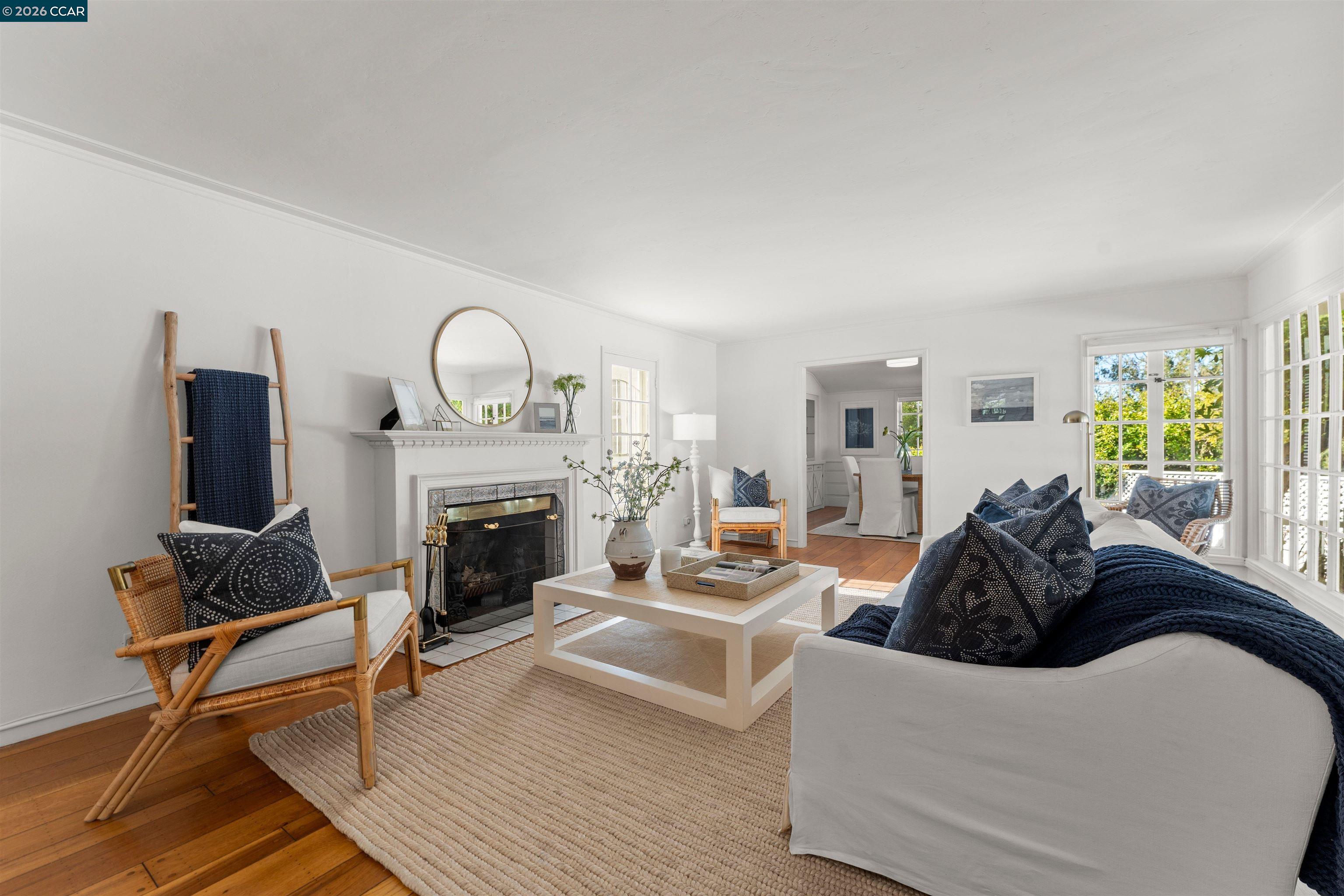 Detail Gallery Image 7 of 55 For 5450 Ascot Drive, Oakland,  CA 94611 - 2 Beds | 1/1 Baths