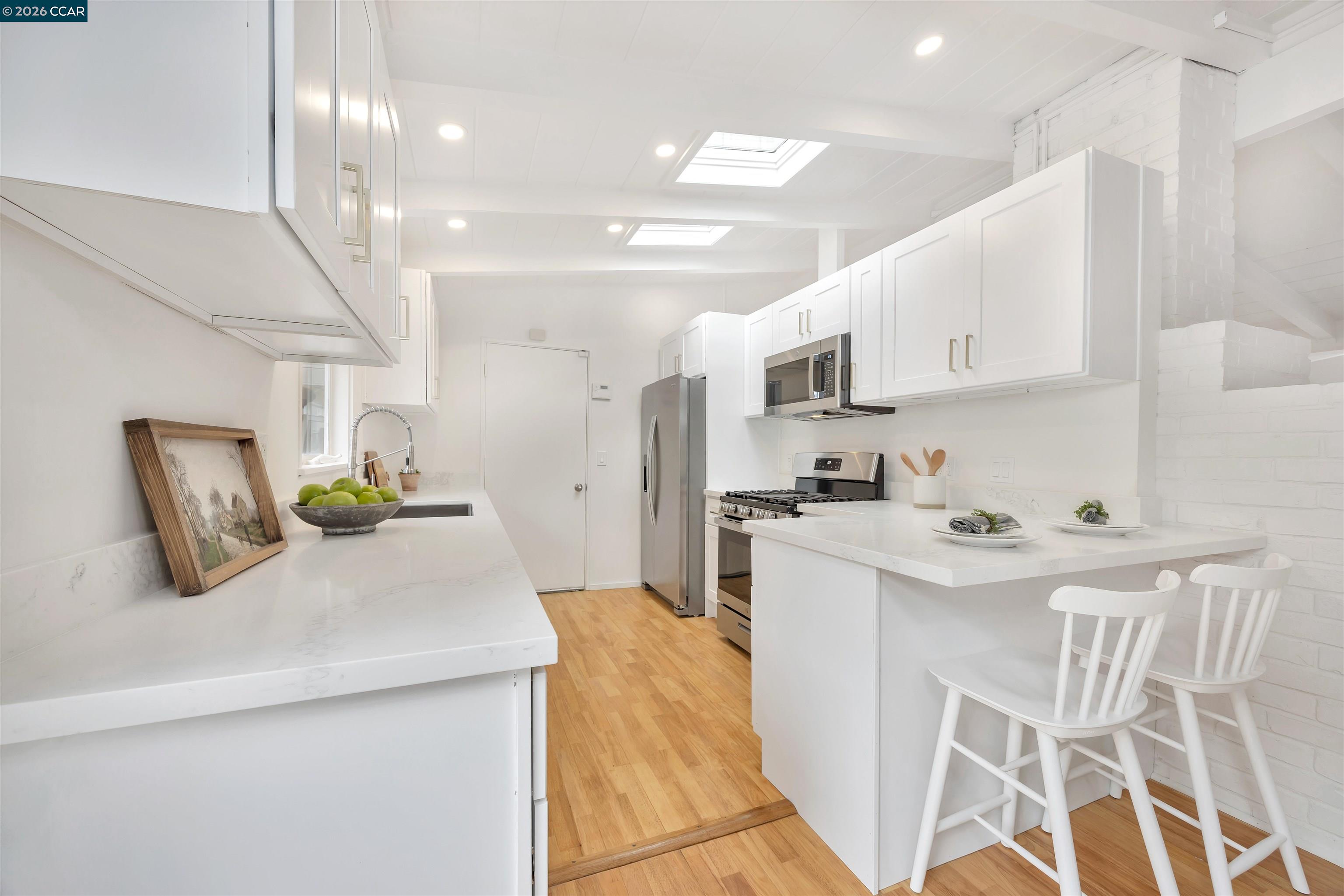 Detail Gallery Image 11 of 24 For 10 Vista Hermosa, Walnut Creek,  CA 94597 - 4 Beds | 2 Baths