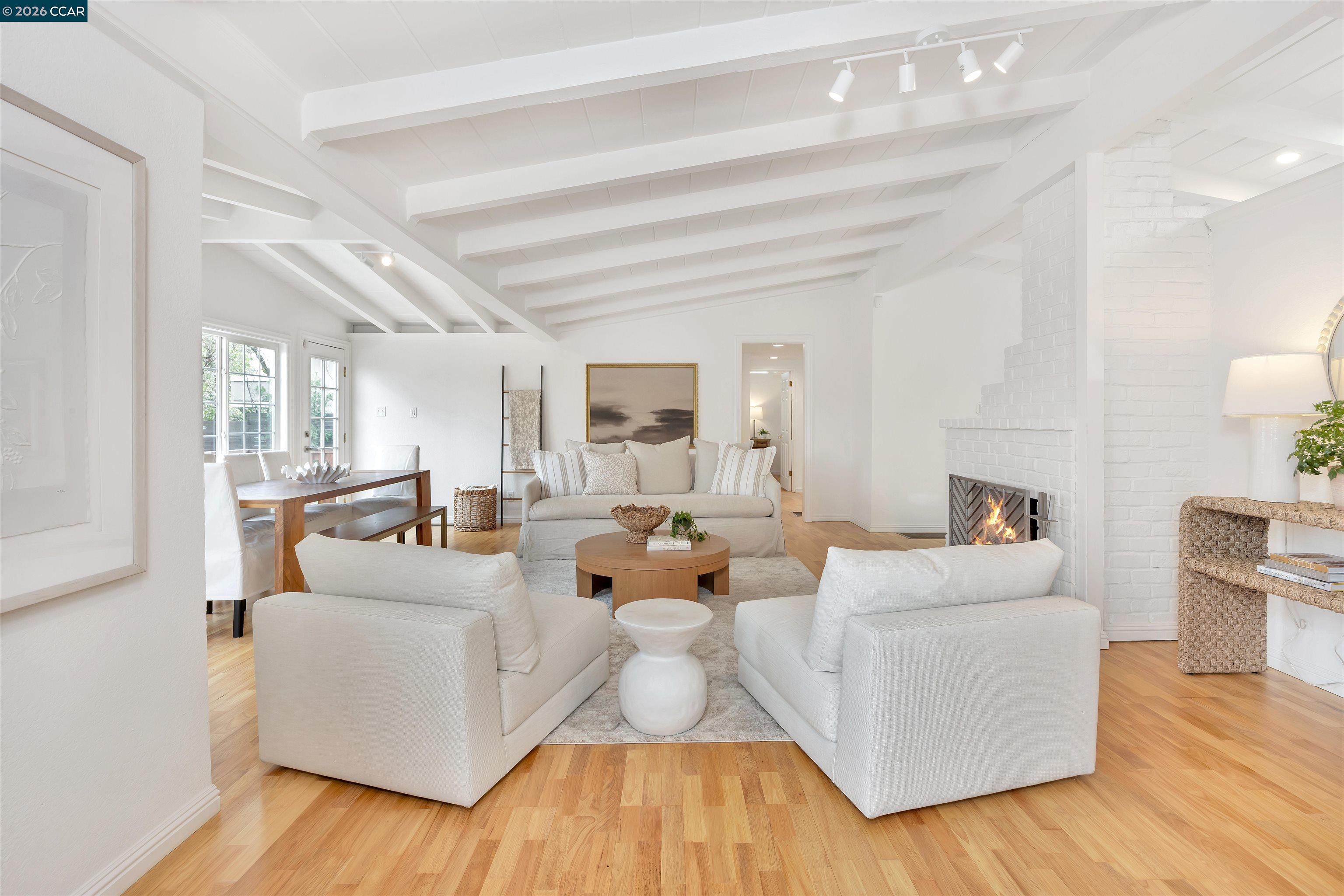 Detail Gallery Image 3 of 24 For 10 Vista Hermosa, Walnut Creek,  CA 94597 - 4 Beds | 2 Baths