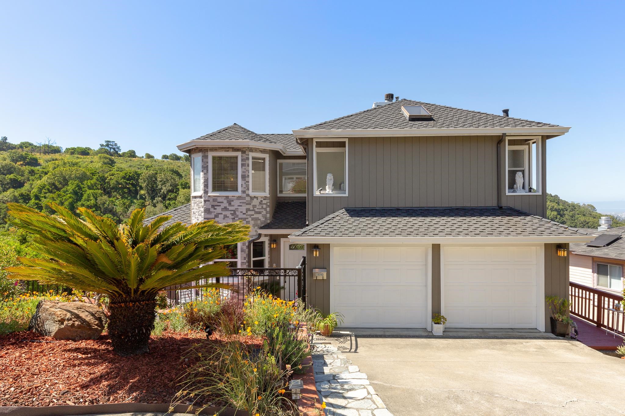 Detail Gallery Image 4 of 54 For 10353 Royal Oak Rd, Oakland,  CA 94605 - 4 Beds | 2/1 Baths