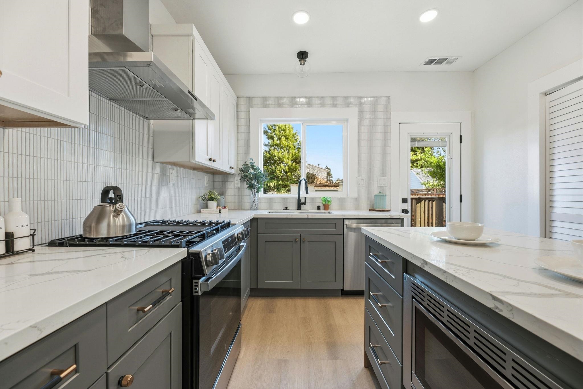 Detail Gallery Image 7 of 34 For 1834 8th St, Alameda,  CA 94501 - 2 Beds | 2 Baths