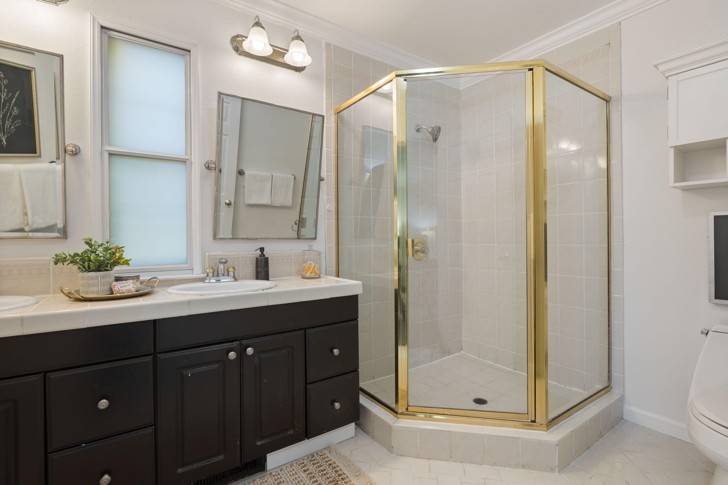 Detail Gallery Image 19 of 29 For 5668 Buena Vista Ave, Oakland,  CA 94618 - 3 Beds | 2/1 Baths