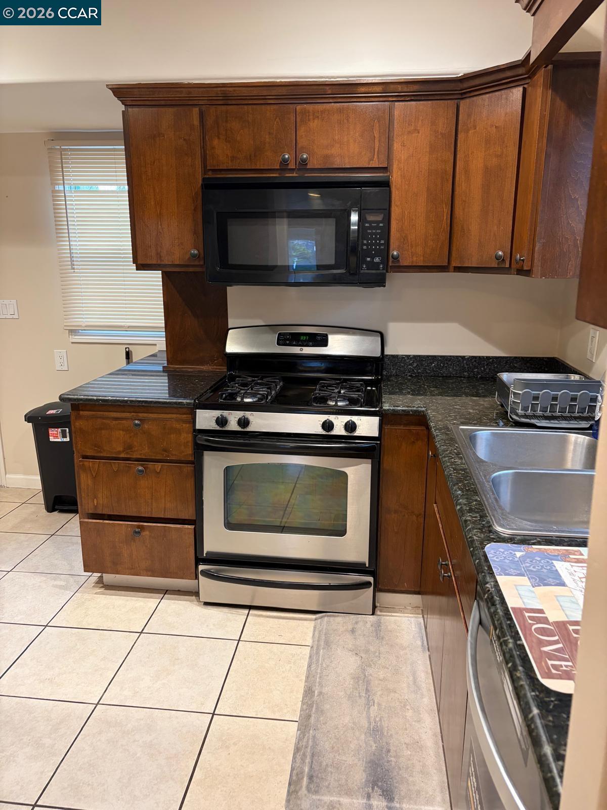 Detail Gallery Image 8 of 9 For 558 a Street, Hayward,  CA 94541 - 2 Beds | 1 Baths