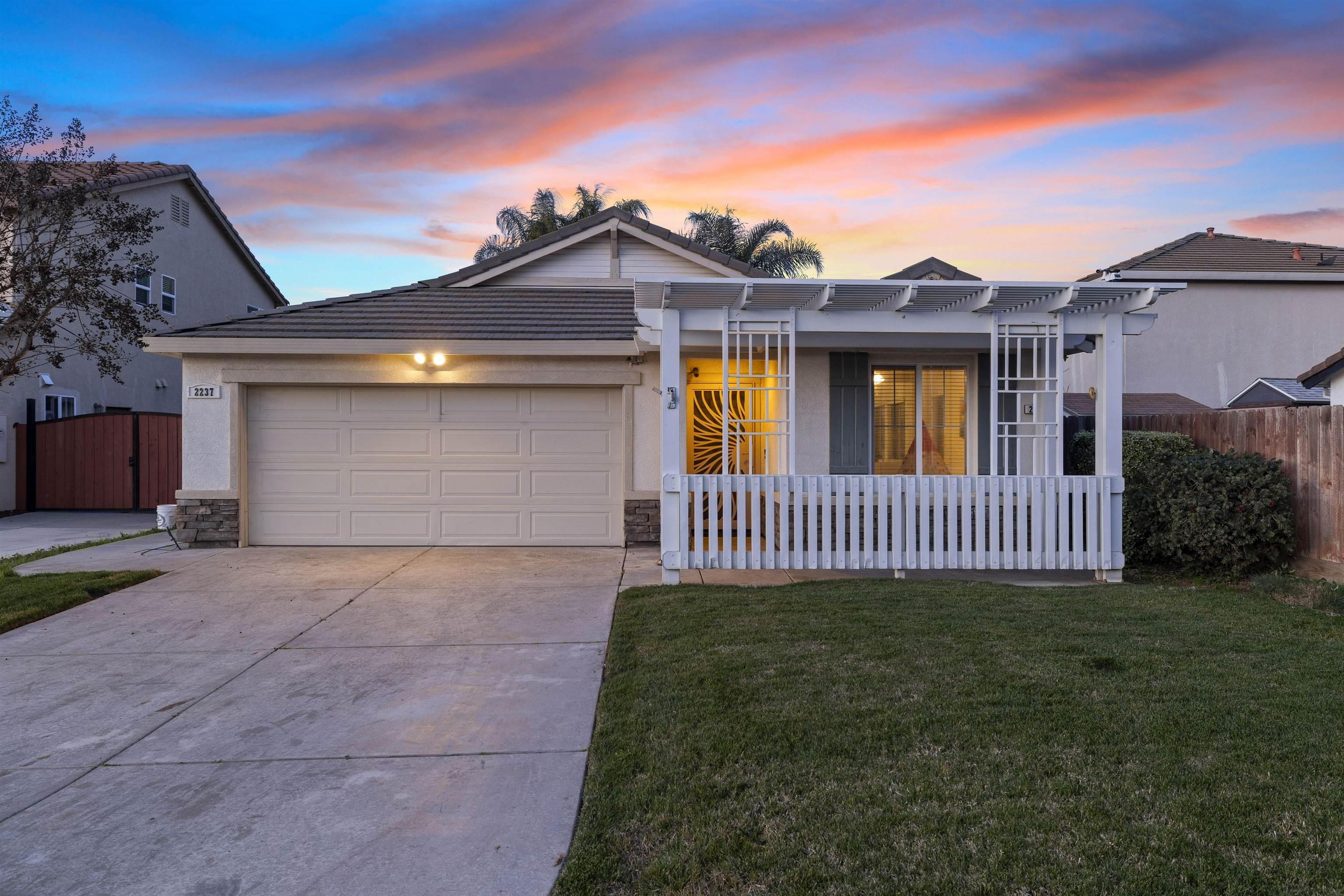 Detail Gallery Image 2 of 60 For 2237 Clock Tower Ct, Riverbank,  CA 95367 - 3 Beds | 2 Baths