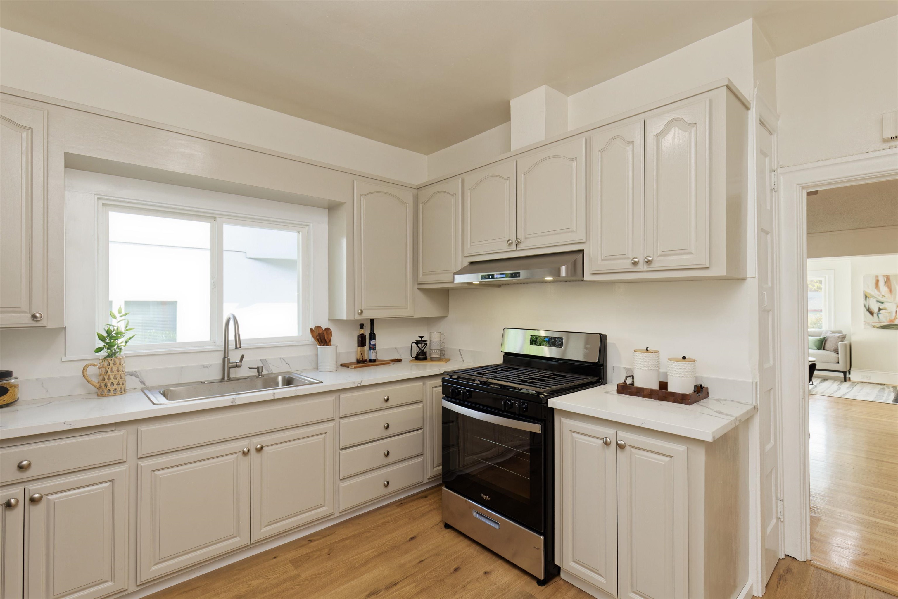 Detail Gallery Image 14 of 27 For 716 39th St, Oakland,  CA 94609 - 3 Beds | 2 Baths