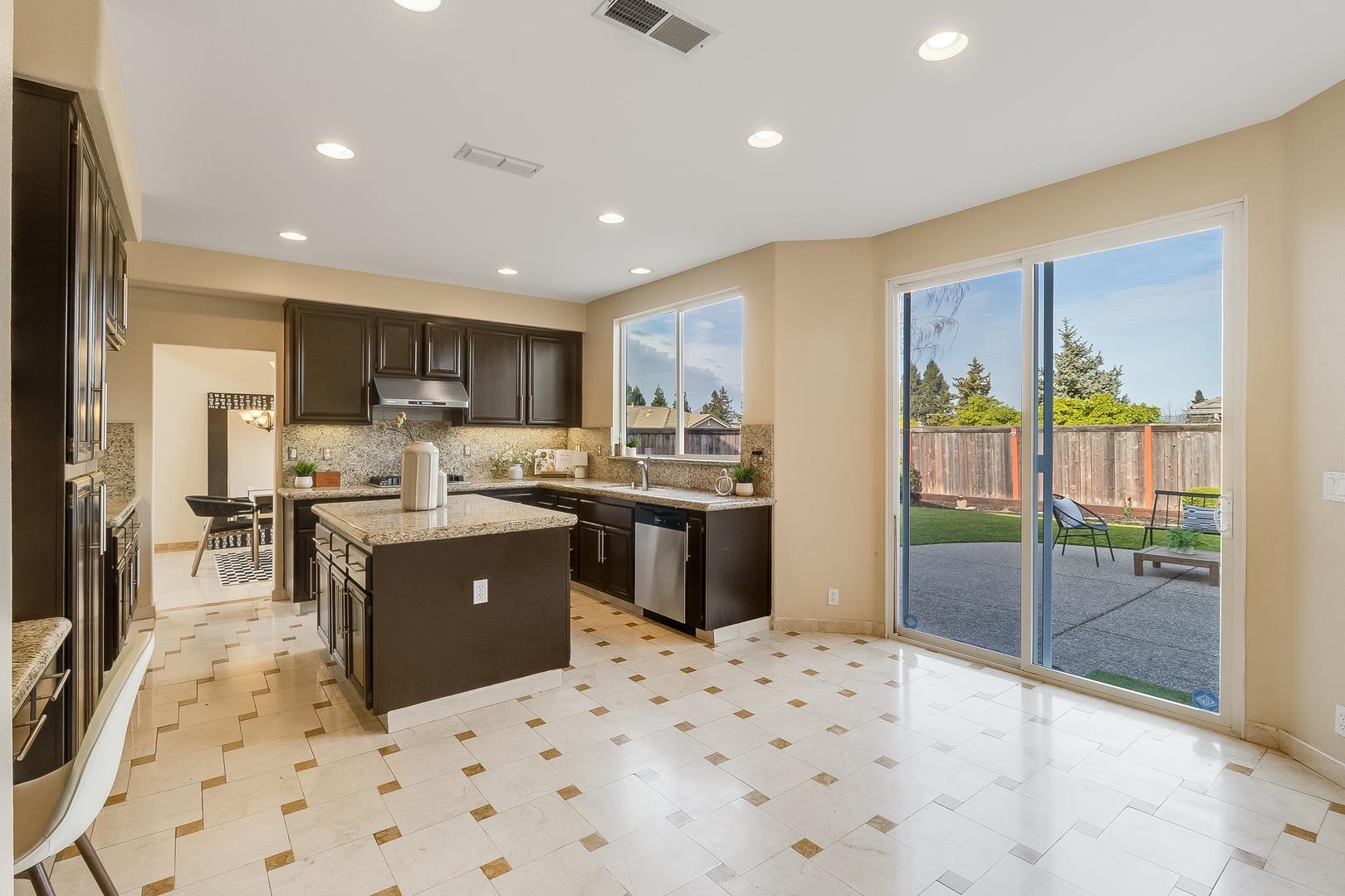 Detail Gallery Image 16 of 52 For 473 Mccall Dr, Benicia,  CA 94510 - 5 Beds | 3 Baths