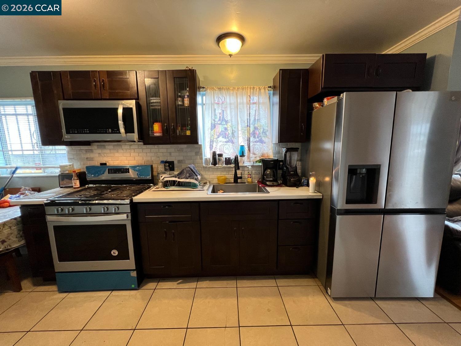 Detail Gallery Image 5 of 5 For 6241 Bromley Ave, Oakland,  CA 94621 - 3 Beds | 2 Baths