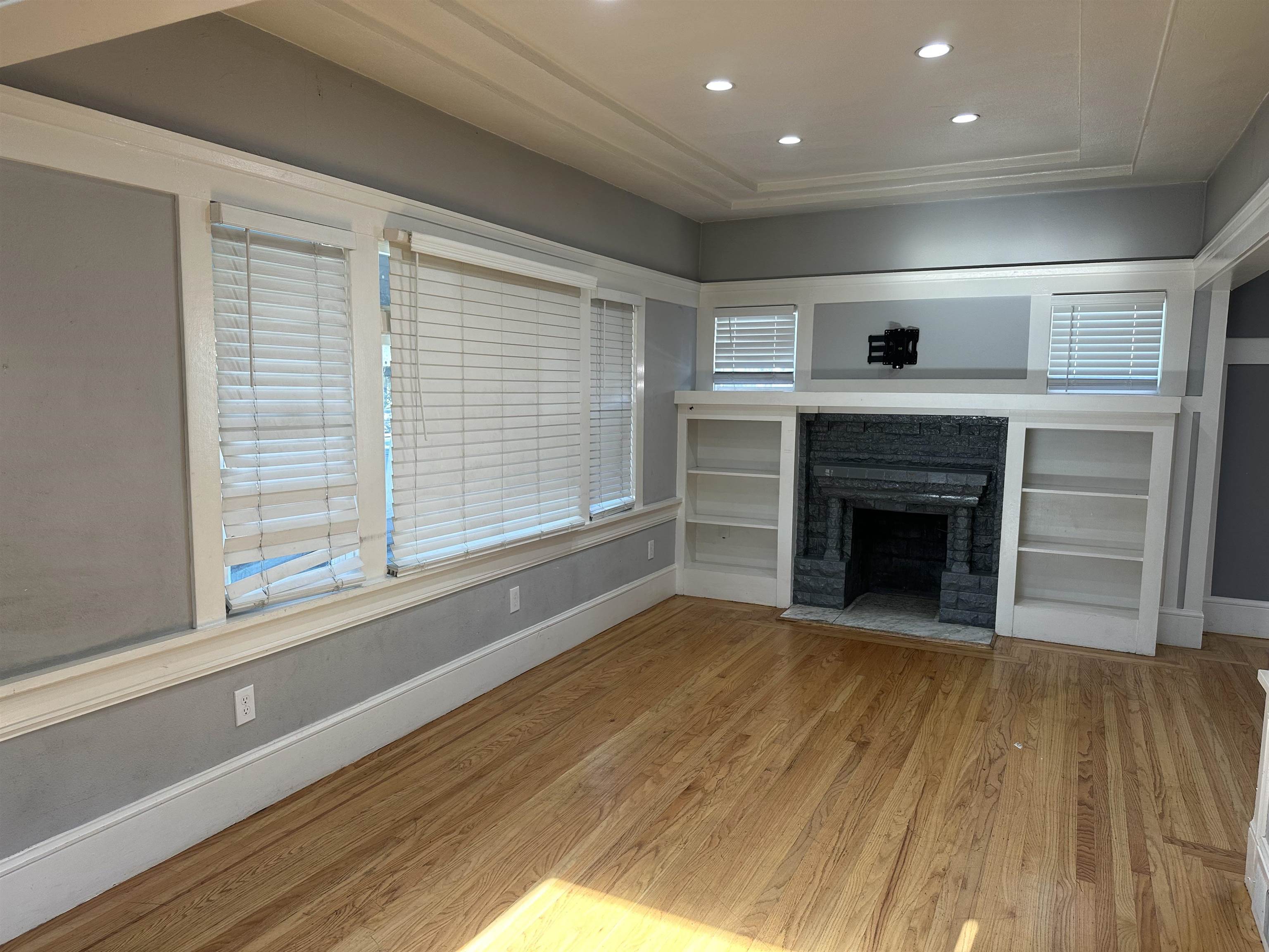 Detail Gallery Image 3 of 18 For 1464 35th Ave, Oakland,  CA 94601 - 3 Beds | 2 Baths