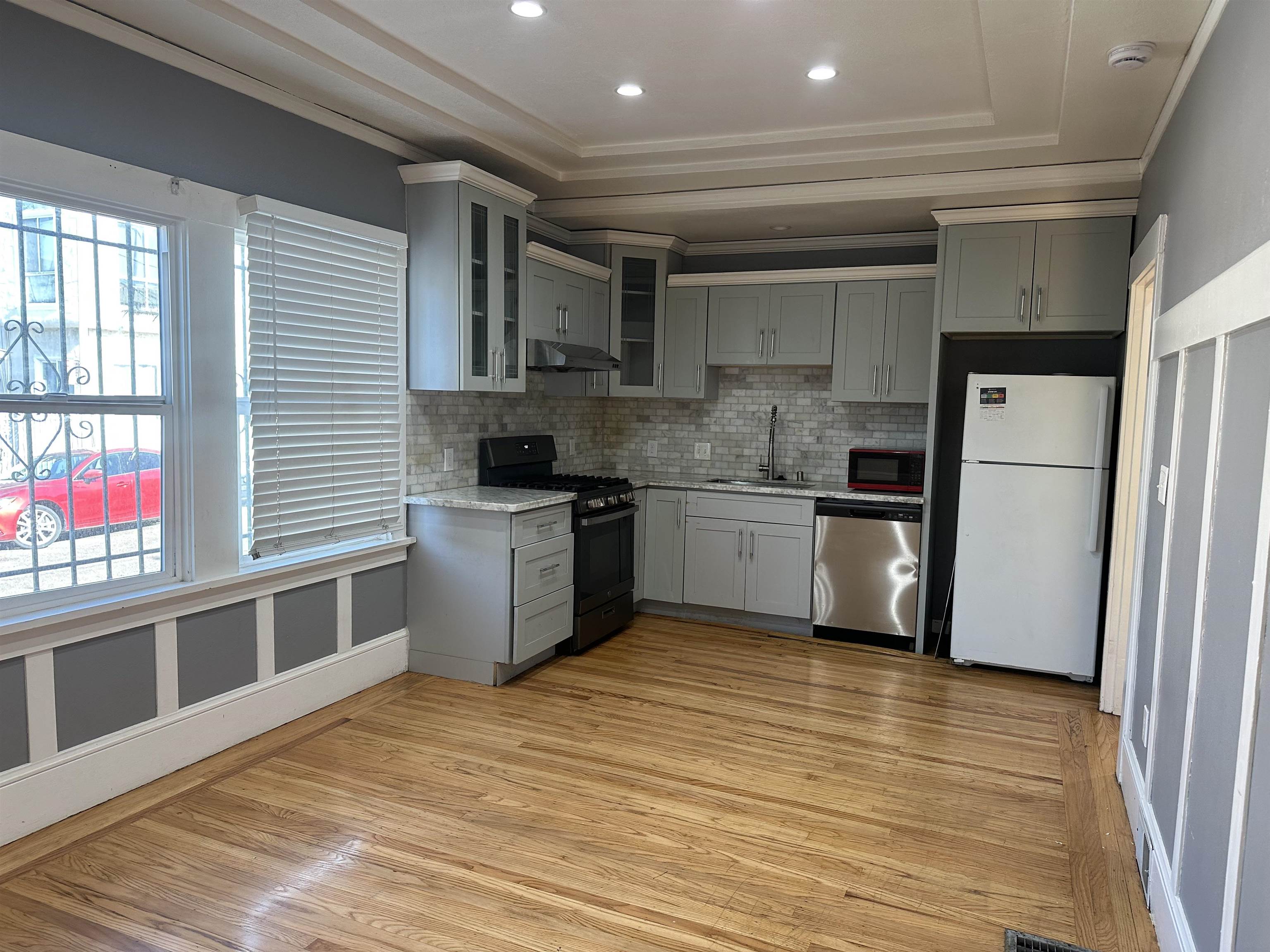 Detail Gallery Image 5 of 18 For 1464 35th Ave, Oakland,  CA 94601 - 3 Beds | 2 Baths