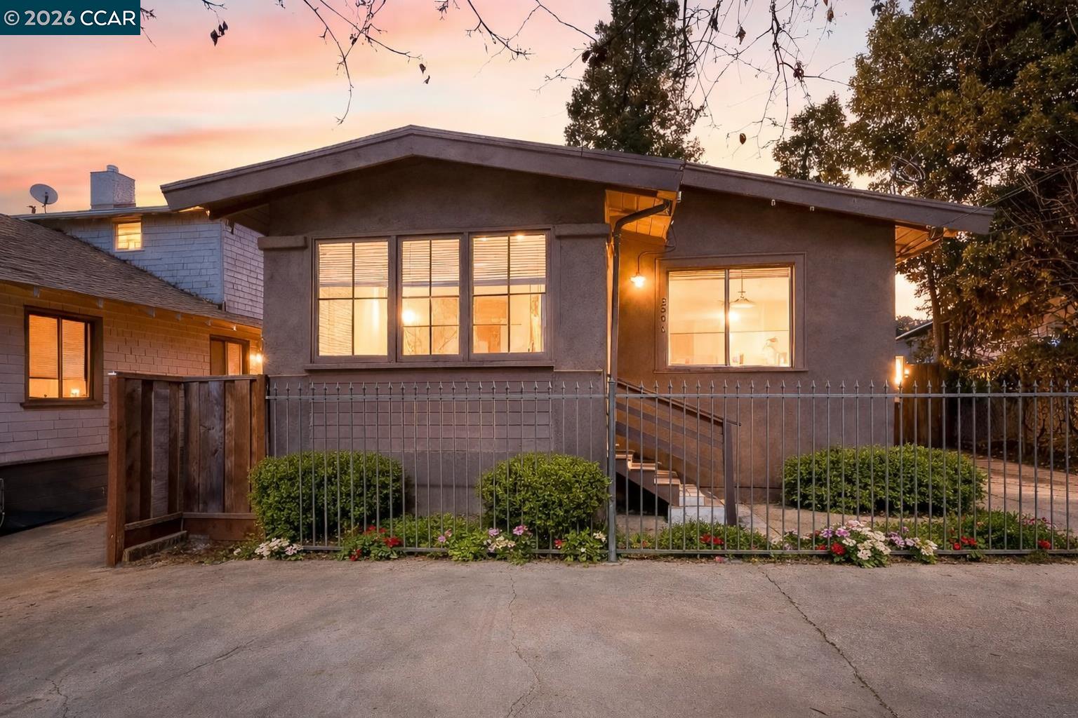 Detail Gallery Image 2 of 48 For 2596 Macarthur Blvd, Oakland,  CA 94602 - 2 Beds | 1 Baths