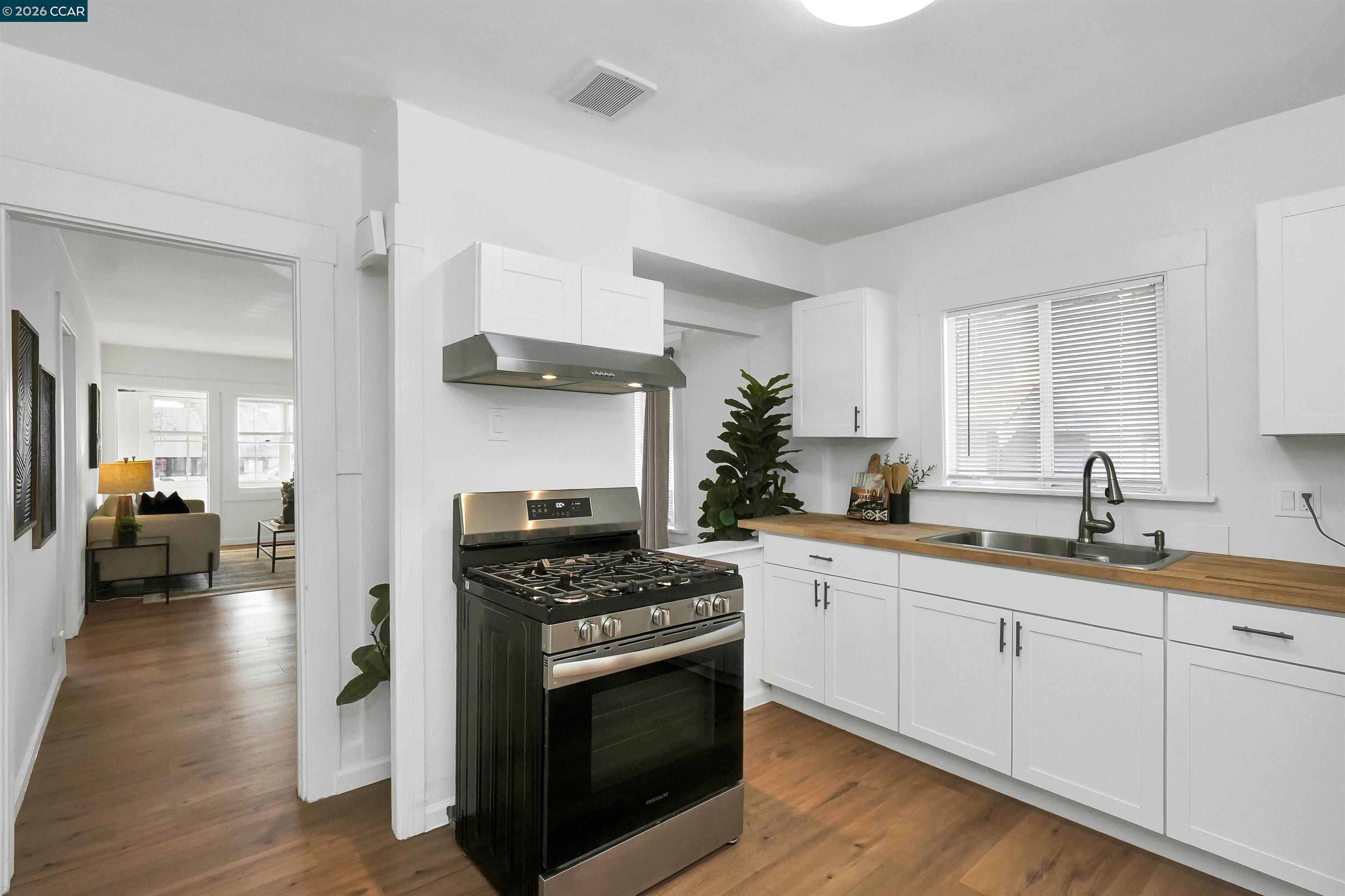 Detail Gallery Image 16 of 45 For 2596 Macarthur Blvd, Oakland,  CA 94602 - 2 Beds | 1 Baths