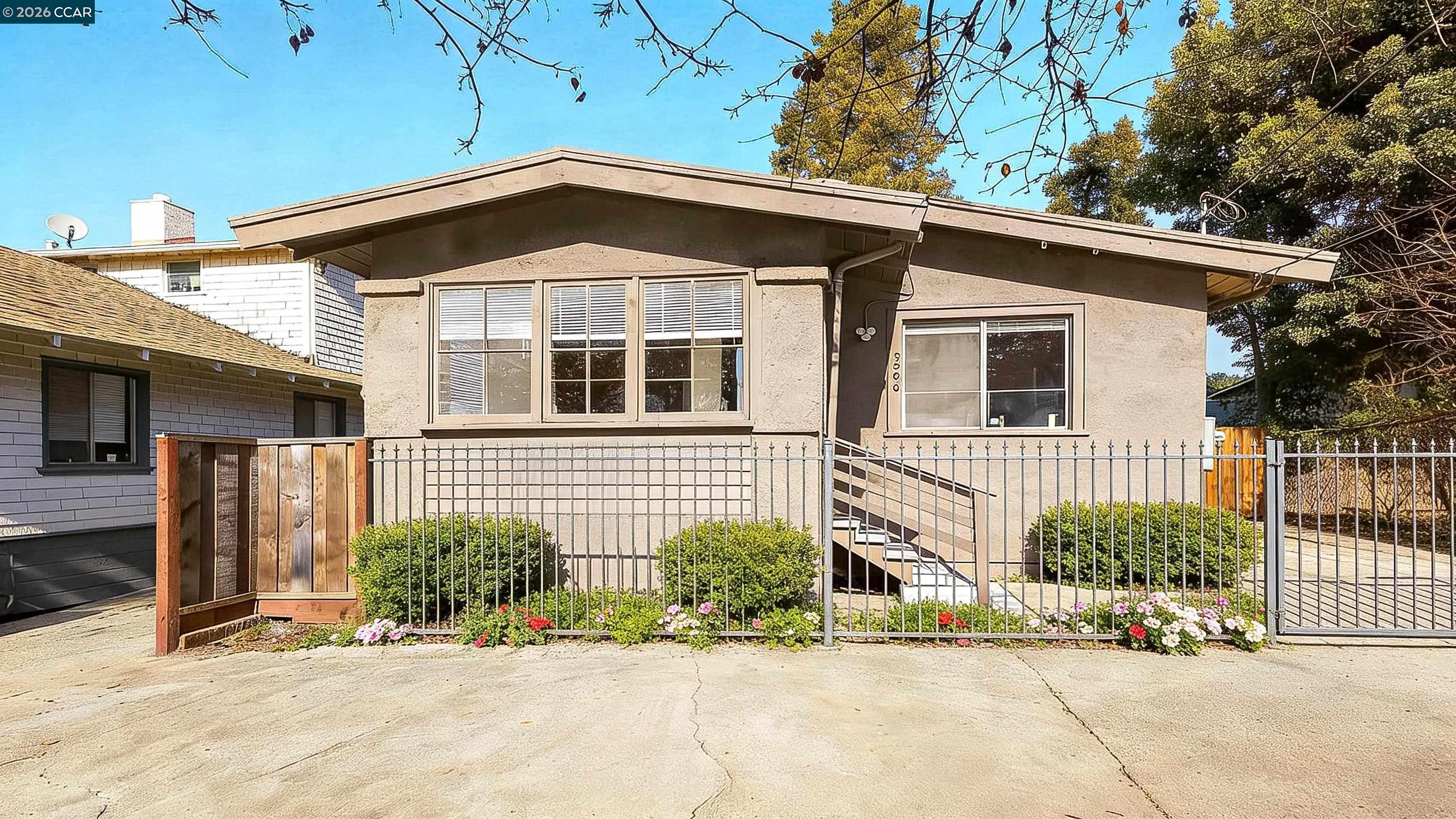 Detail Gallery Image 3 of 48 For 2596 Macarthur Blvd, Oakland,  CA 94602 - 2 Beds | 1 Baths