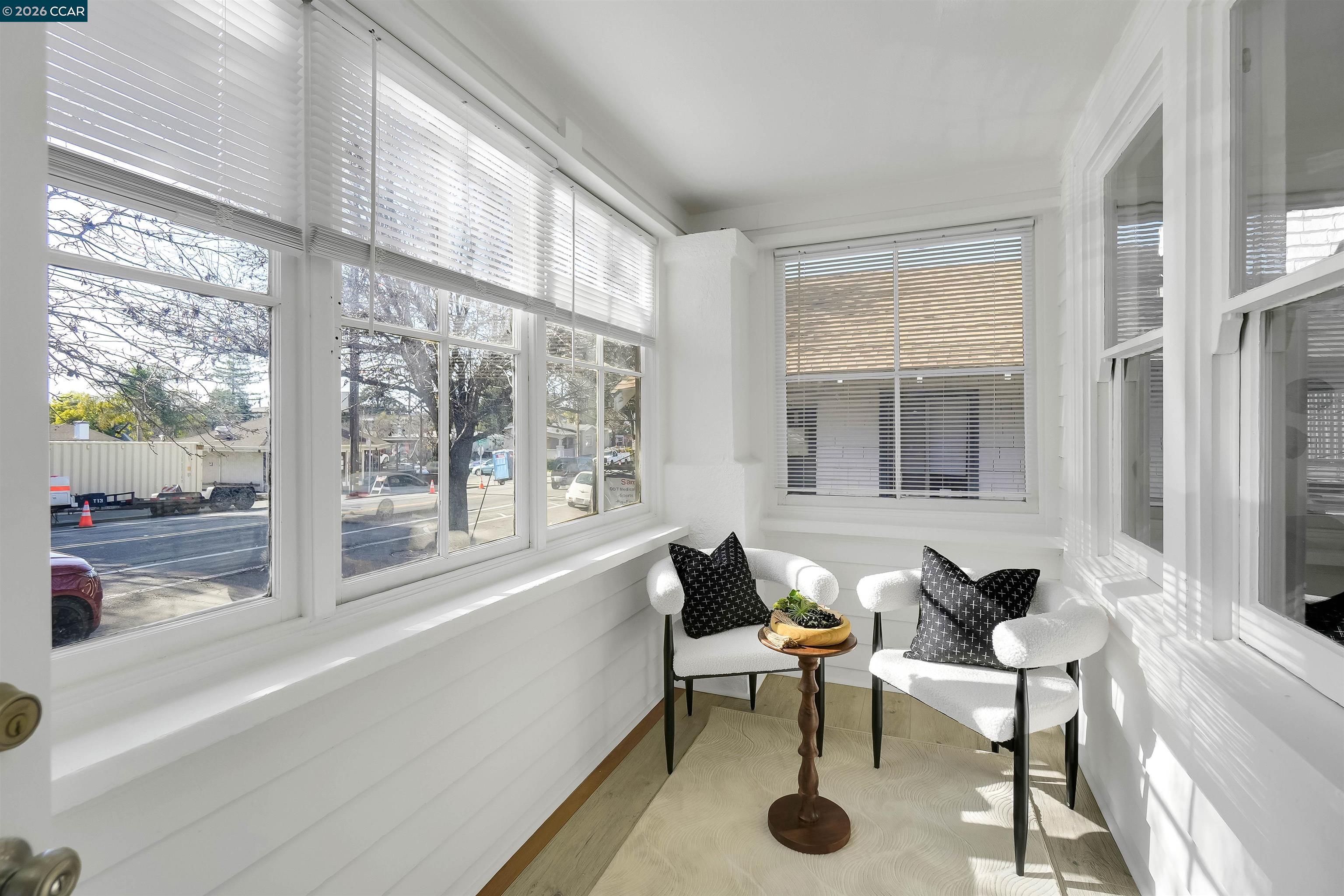 Detail Gallery Image 5 of 45 For 2596 Macarthur Blvd, Oakland,  CA 94602 - 2 Beds | 1 Baths