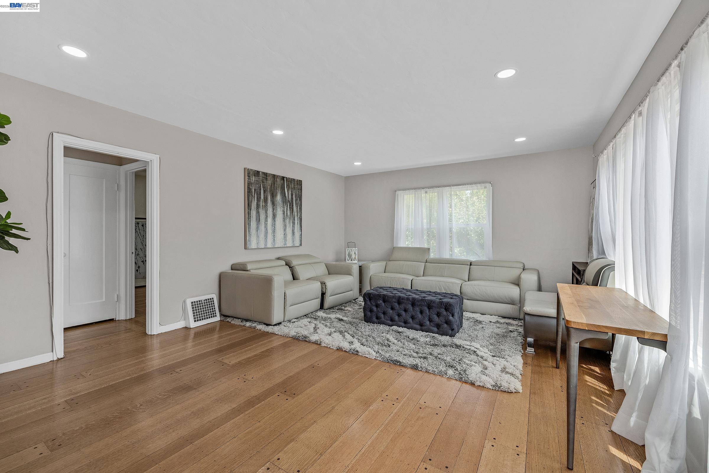 Detail Gallery Image 10 of 27 For 5707 Carberry Ave, Oakland,  CA 94609 - – Beds | – Baths