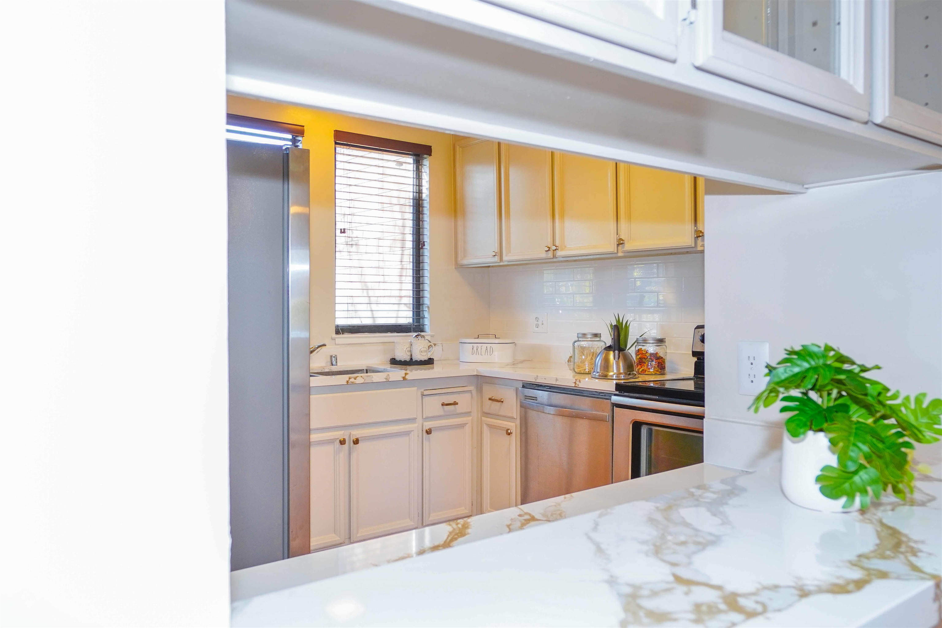 Detail Gallery Image 8 of 49 For 123 Buckelew St, Sausalito,  CA 94965 - 3 Beds | 2/1 Baths