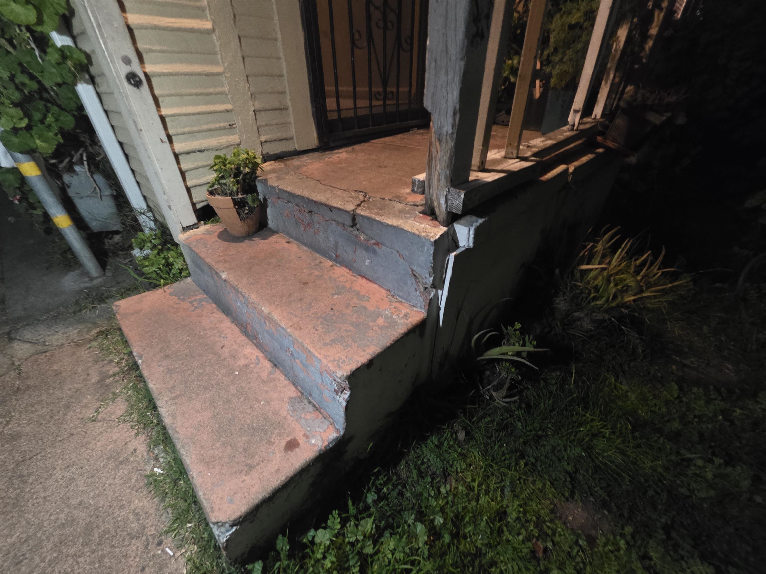 Detail Gallery Image 9 of 15 For 1823 Church St, Oakland,  CA 94621 - 2 Beds | 2 Baths