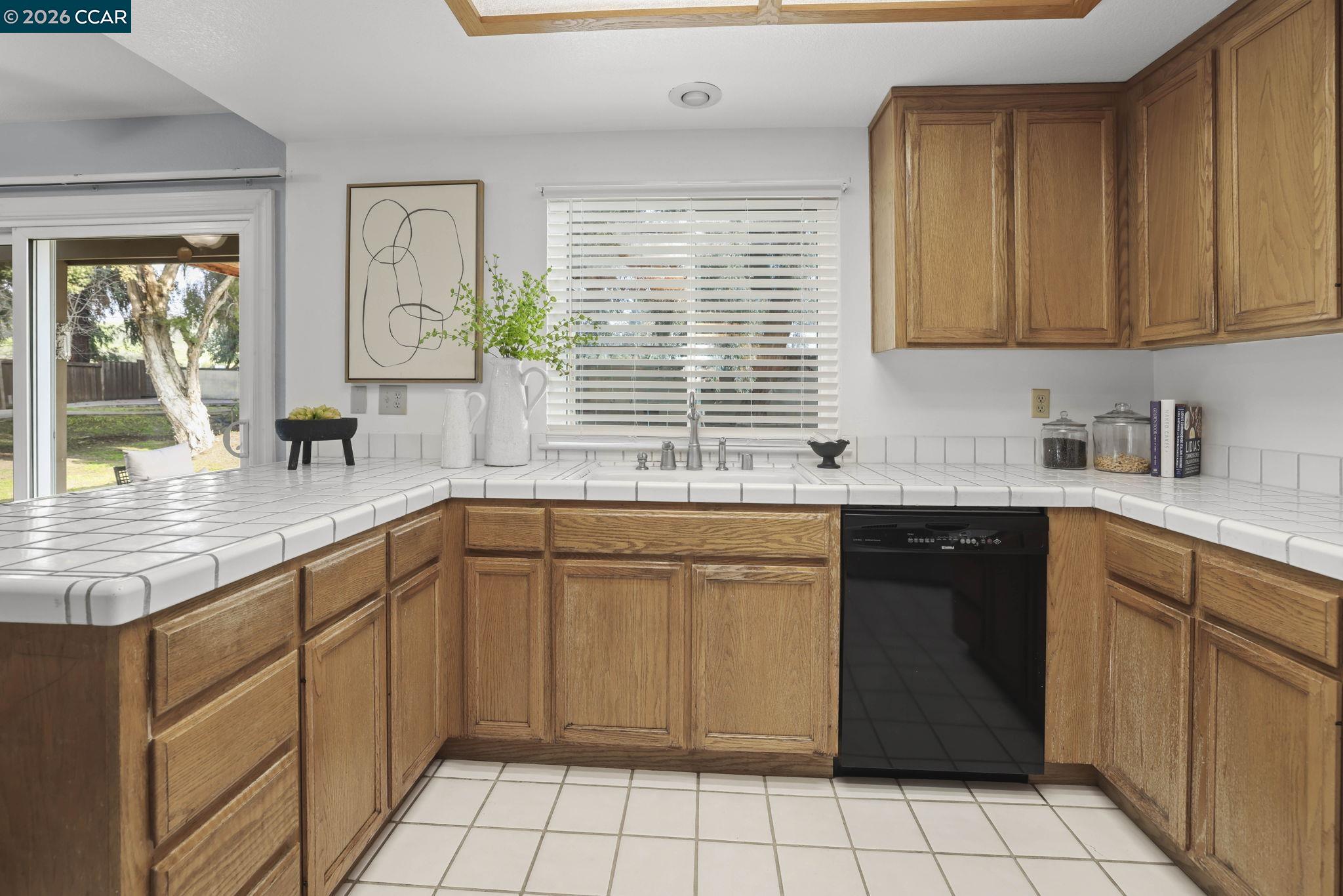 Detail Gallery Image 16 of 30 For 4807 Silver Hill Ct, Antioch,  CA 94531 - 3 Beds | 2/1 Baths