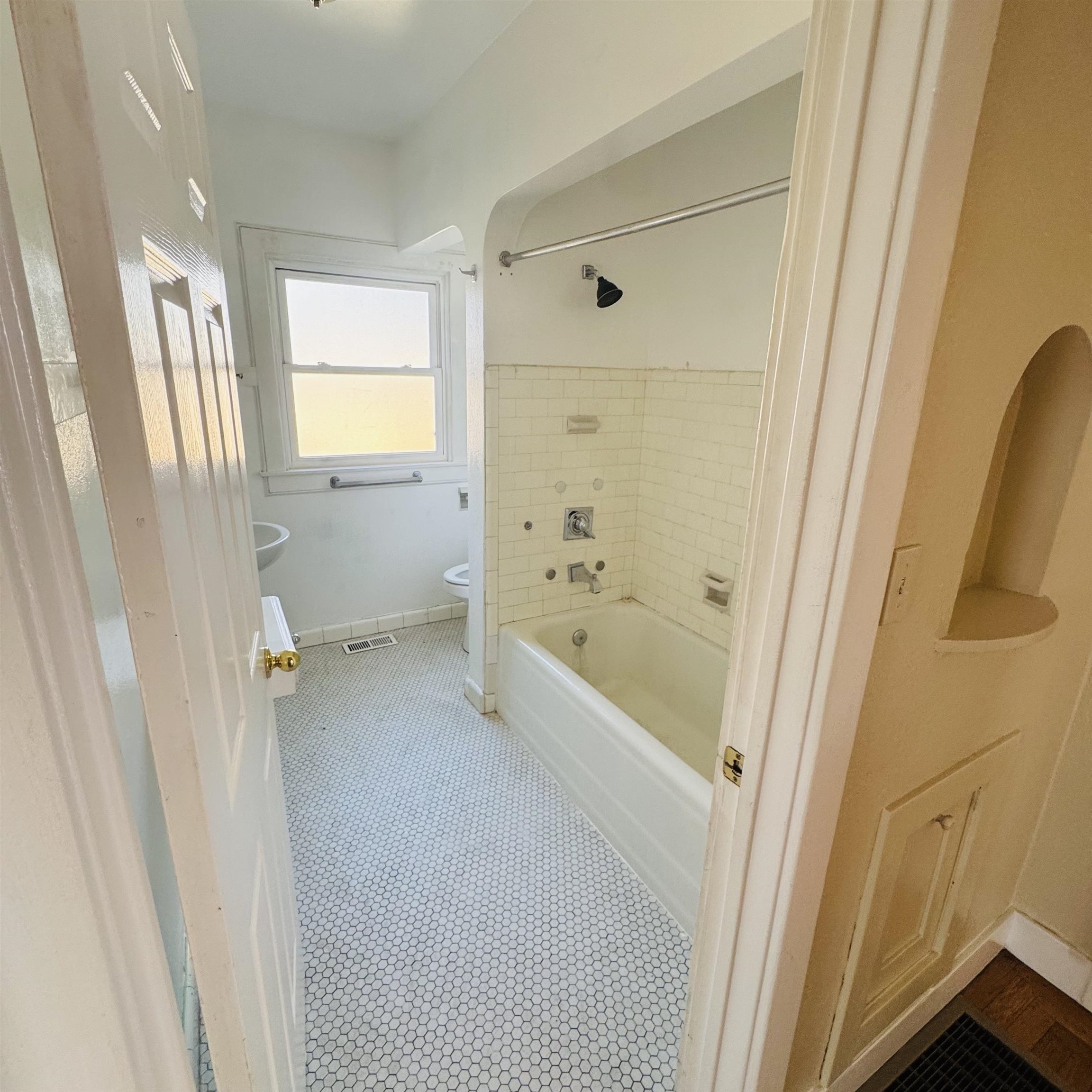 Detail Gallery Image 12 of 40 For 614 28th St, Sacramento,  CA 95816 - 4 Beds | 2 Baths