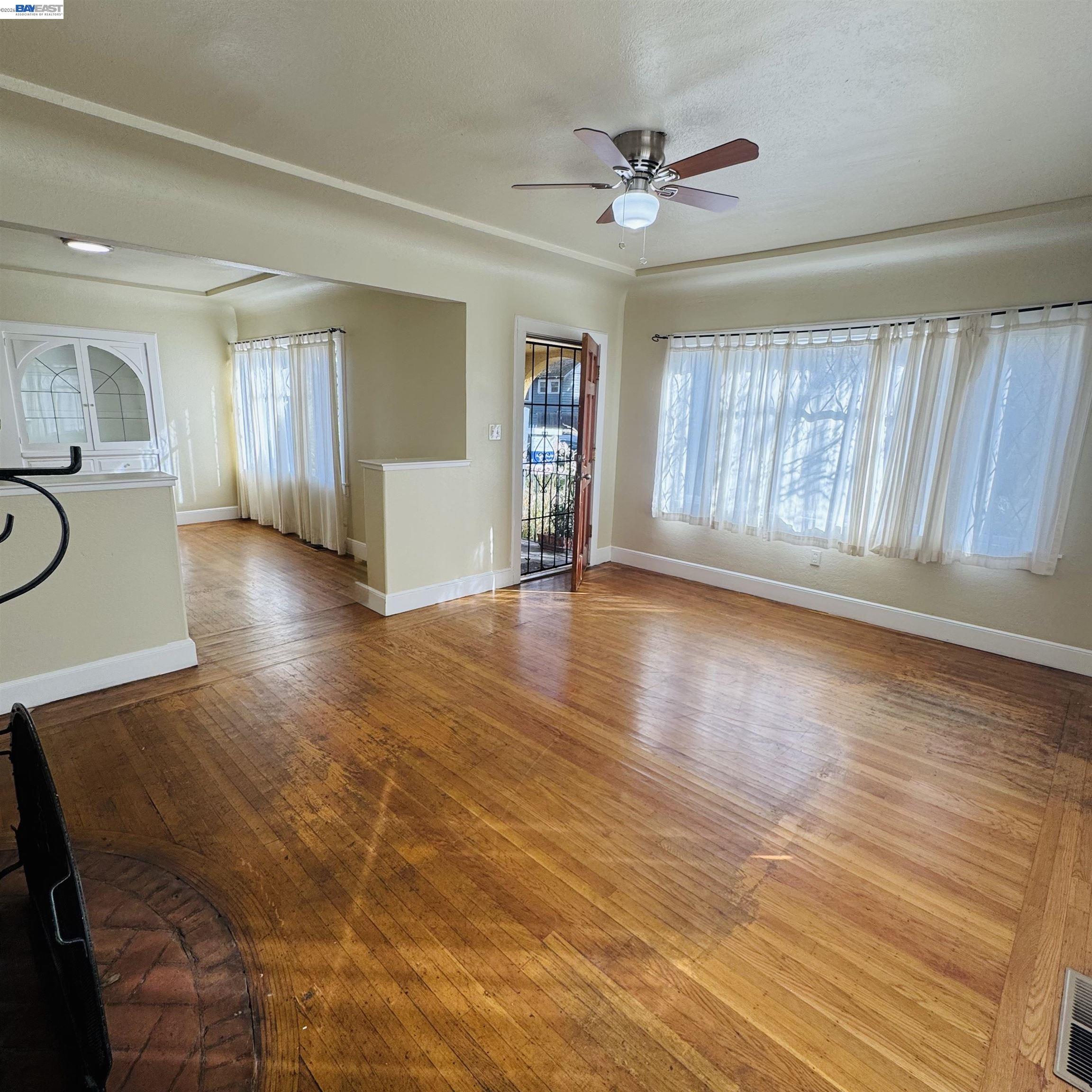 Detail Gallery Image 5 of 38 For 614 28th St, Sacramento,  CA 95816 - 4 Beds | 2 Baths