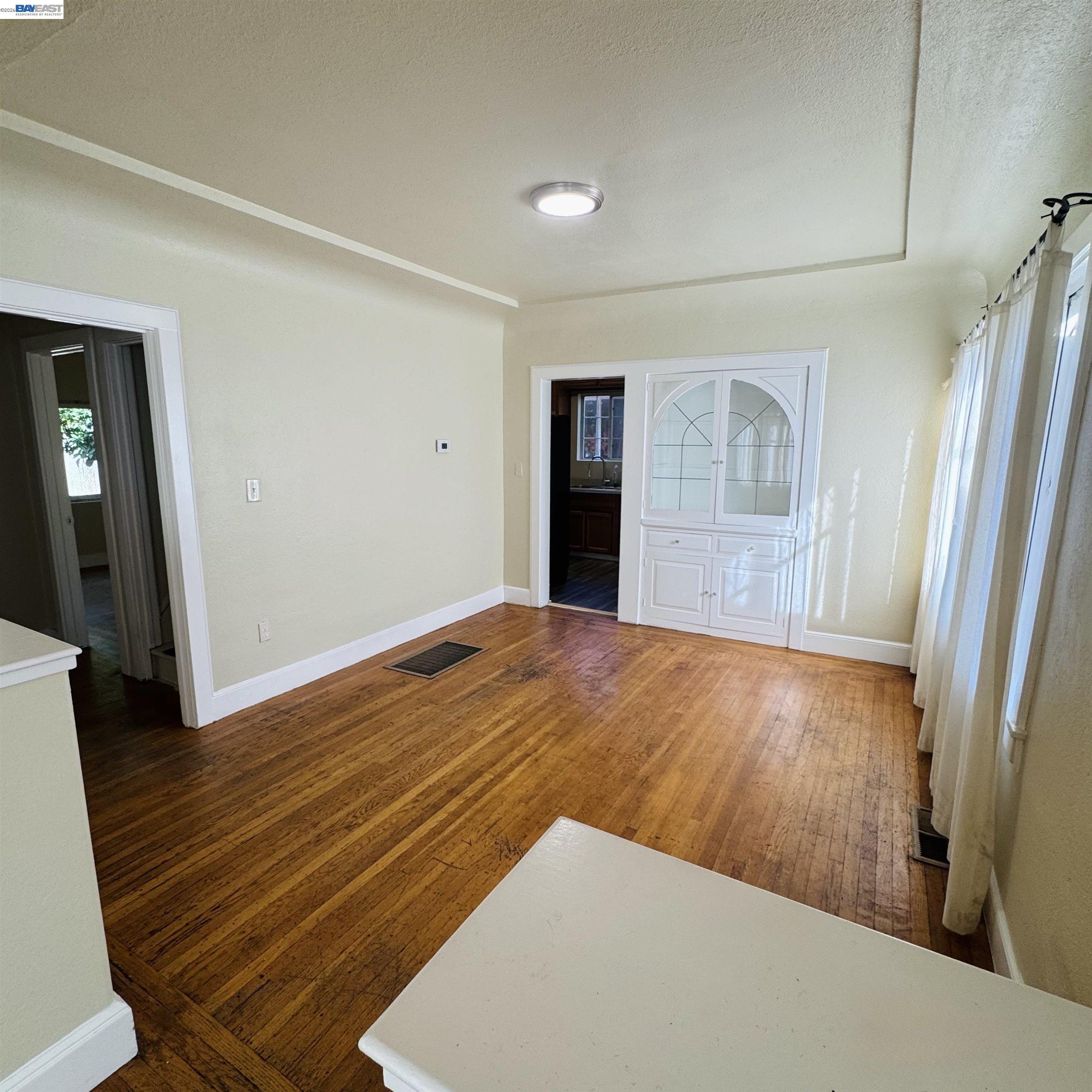 Detail Gallery Image 6 of 38 For 614 28th St, Sacramento,  CA 95816 - 4 Beds | 2 Baths