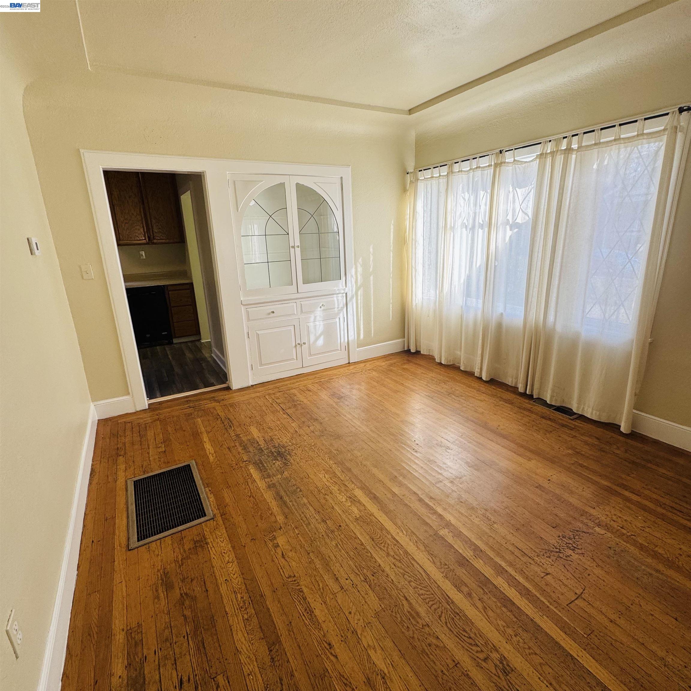 Detail Gallery Image 7 of 38 For 614 28th St, Sacramento,  CA 95816 - 4 Beds | 2 Baths