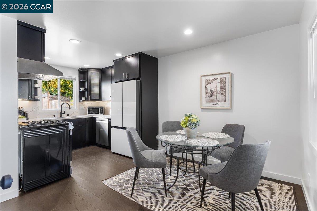 Detail Gallery Image 12 of 49 For 18417 Milmar Blvd, Castro Valley,  CA 94546 - 3 Beds | 2 Baths