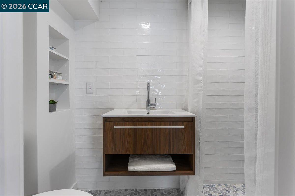 Detail Gallery Image 33 of 49 For 18417 Milmar Blvd, Castro Valley,  CA 94546 - 3 Beds | 2 Baths