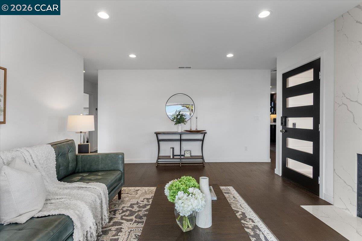 Detail Gallery Image 10 of 49 For 18417 Milmar Blvd, Castro Valley,  CA 94546 - 3 Beds | 2 Baths