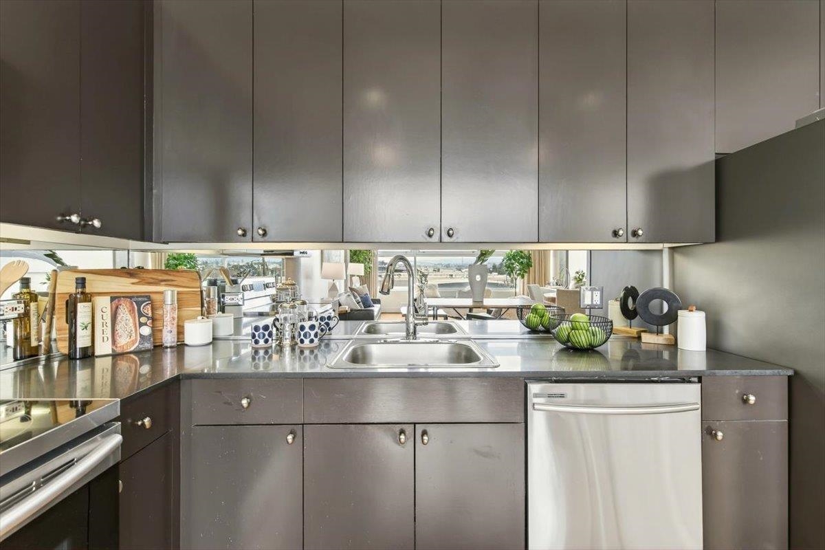 Detail Gallery Image 42 of 60 For 311 Oak St #520,  Oakland,  CA 94607 - 1 Beds | 1/1 Baths