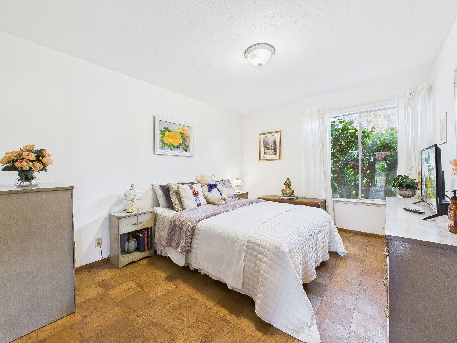 Detail Gallery Image 4 of 7 For 836 Hawthorne Dr, Rodeo,  CA 94572 - 4 Beds | 2 Baths