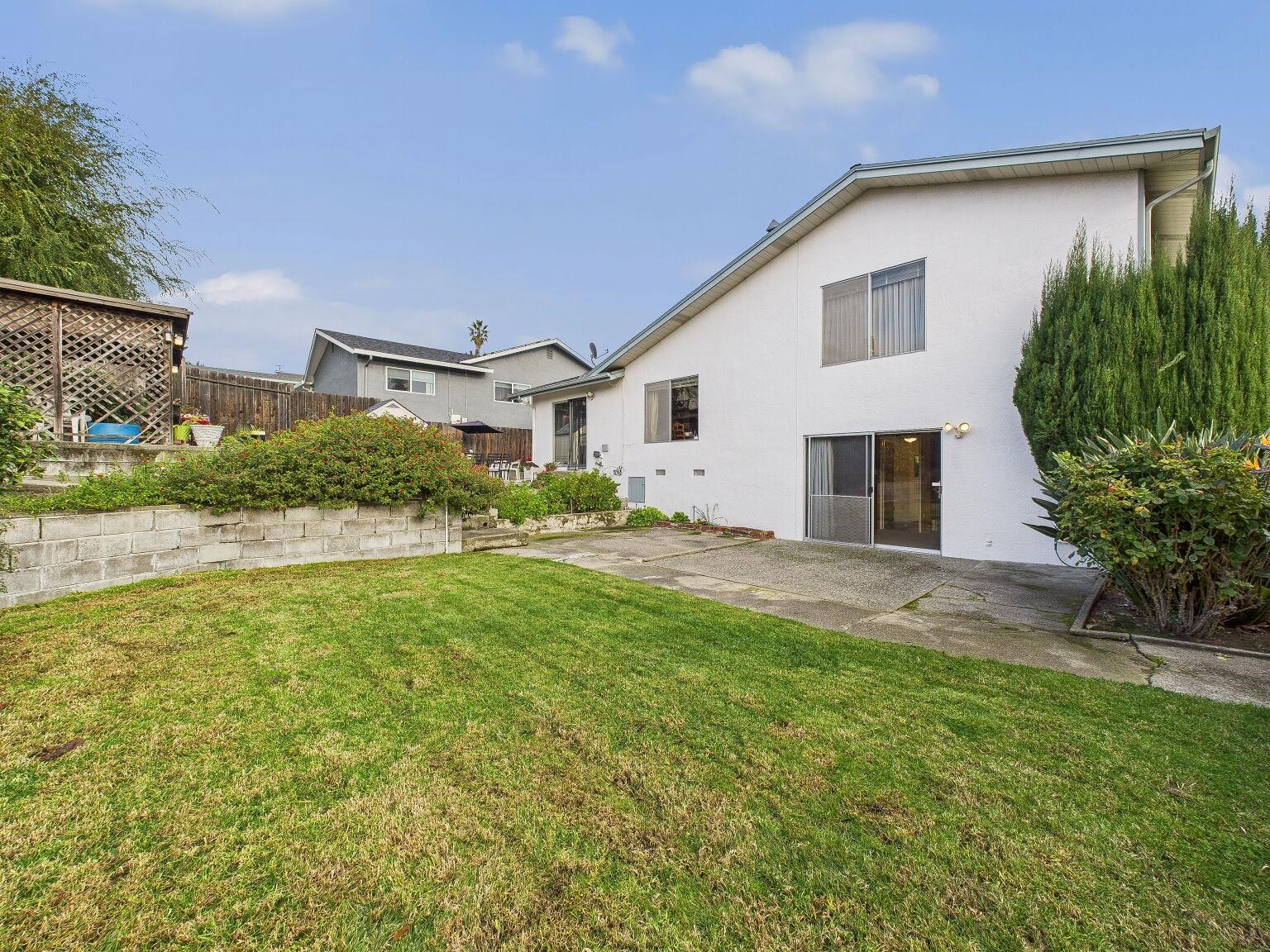 Detail Gallery Image 5 of 7 For 836 Hawthorne Dr, Rodeo,  CA 94572 - 4 Beds | 2 Baths