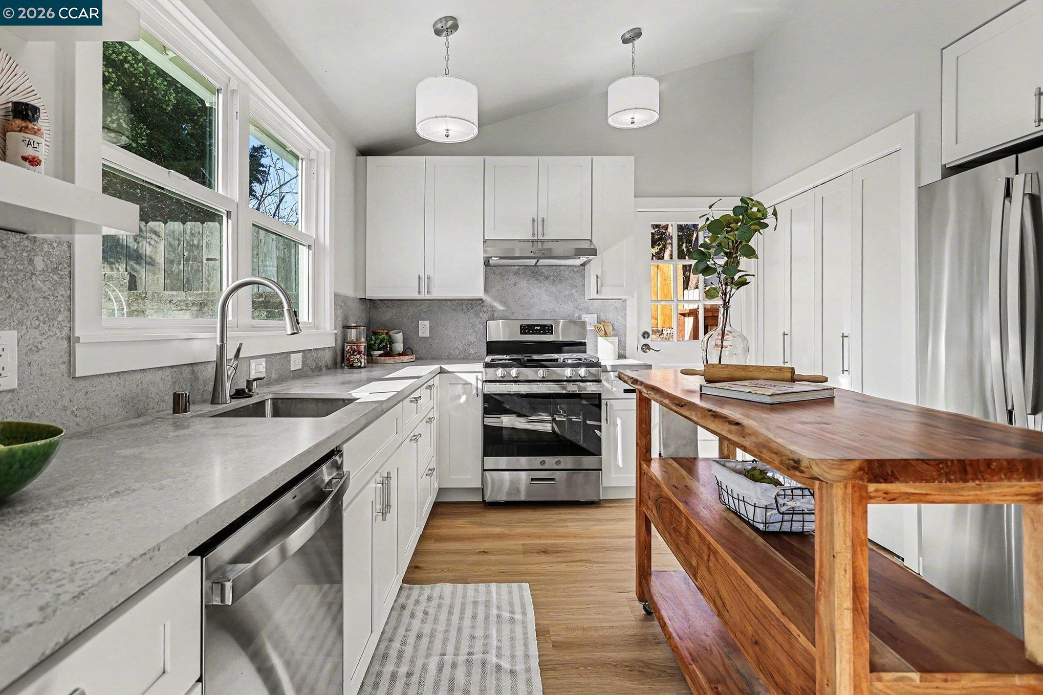 Detail Gallery Image 10 of 30 For 691 Rincon Rd, El Sobrante,  CA 94803 - 3 Beds | 2 Baths