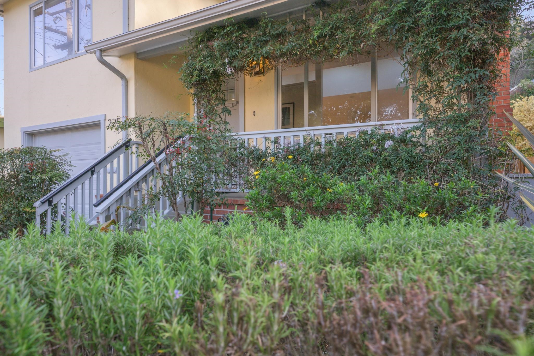 Detail Gallery Image 2 of 54 For 225 E Richmond Ave, Richmond,  CA 94801 - 3 Beds | 2/1 Baths