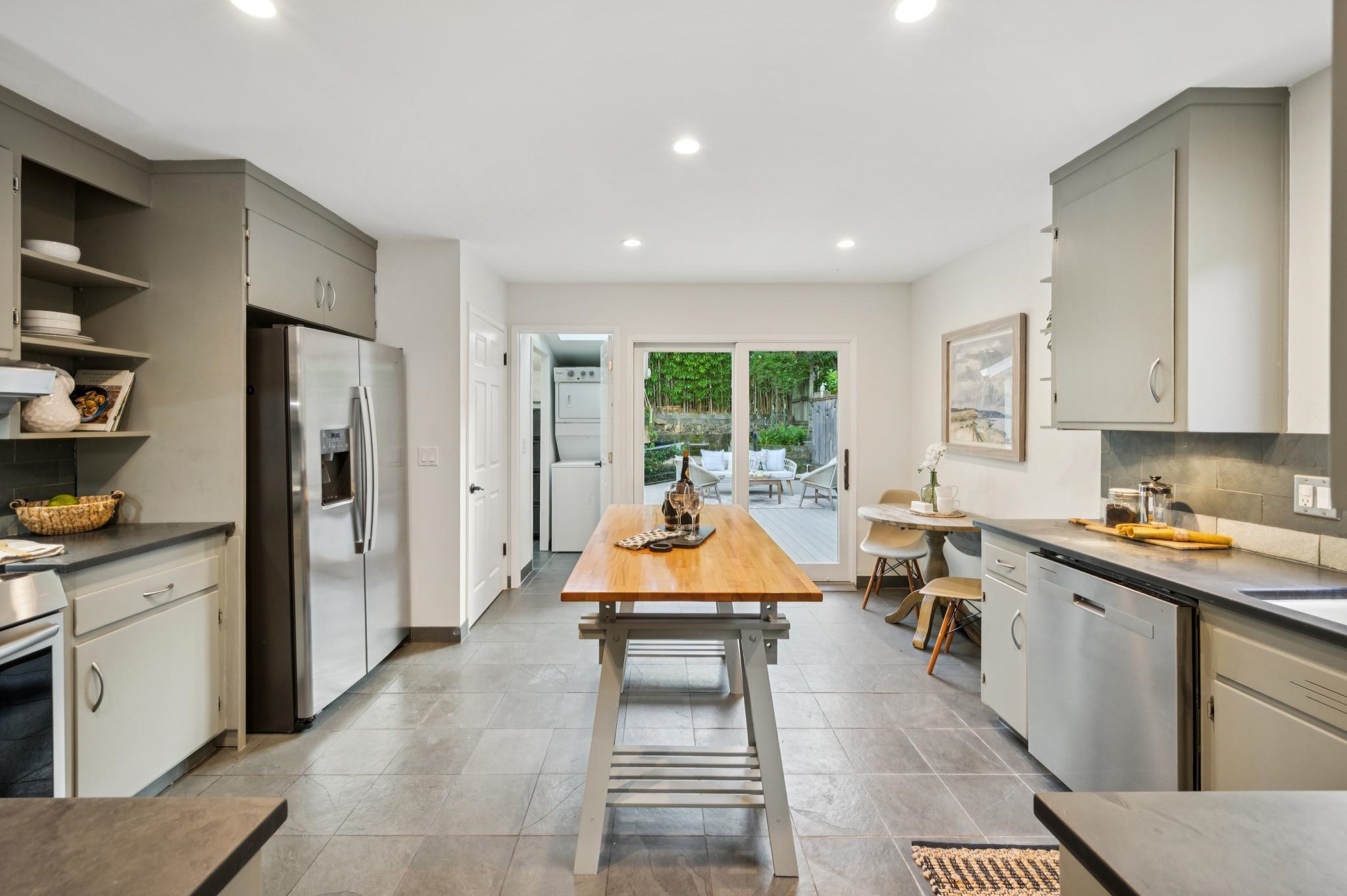 Detail Gallery Image 10 of 54 For 225 E Richmond Ave, Richmond,  CA 94801 - 3 Beds | 2/1 Baths