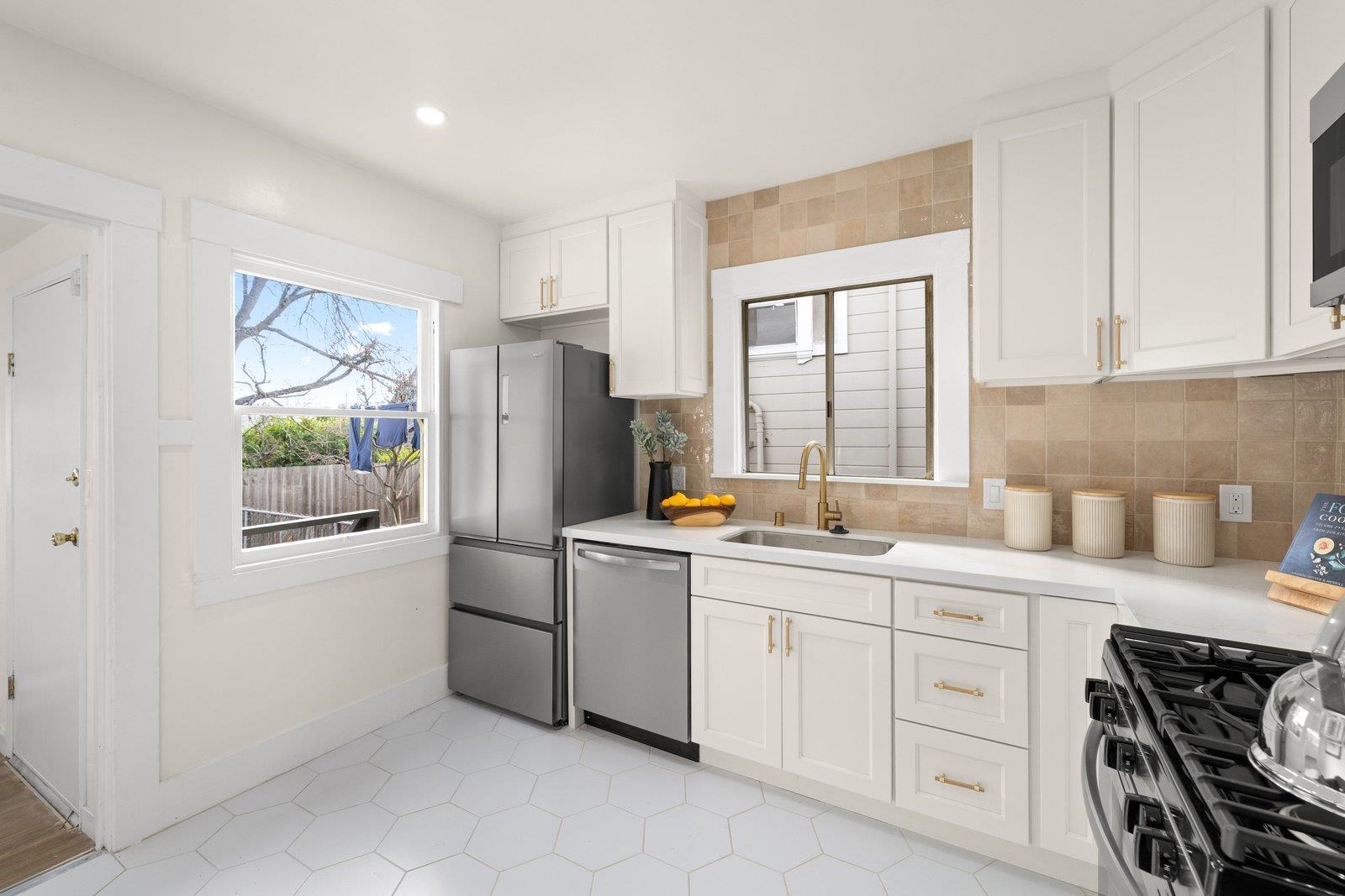 Detail Gallery Image 11 of 33 For 2254 62nd Ave, Oakland,  CA 94605 - 2 Beds | 1 Baths