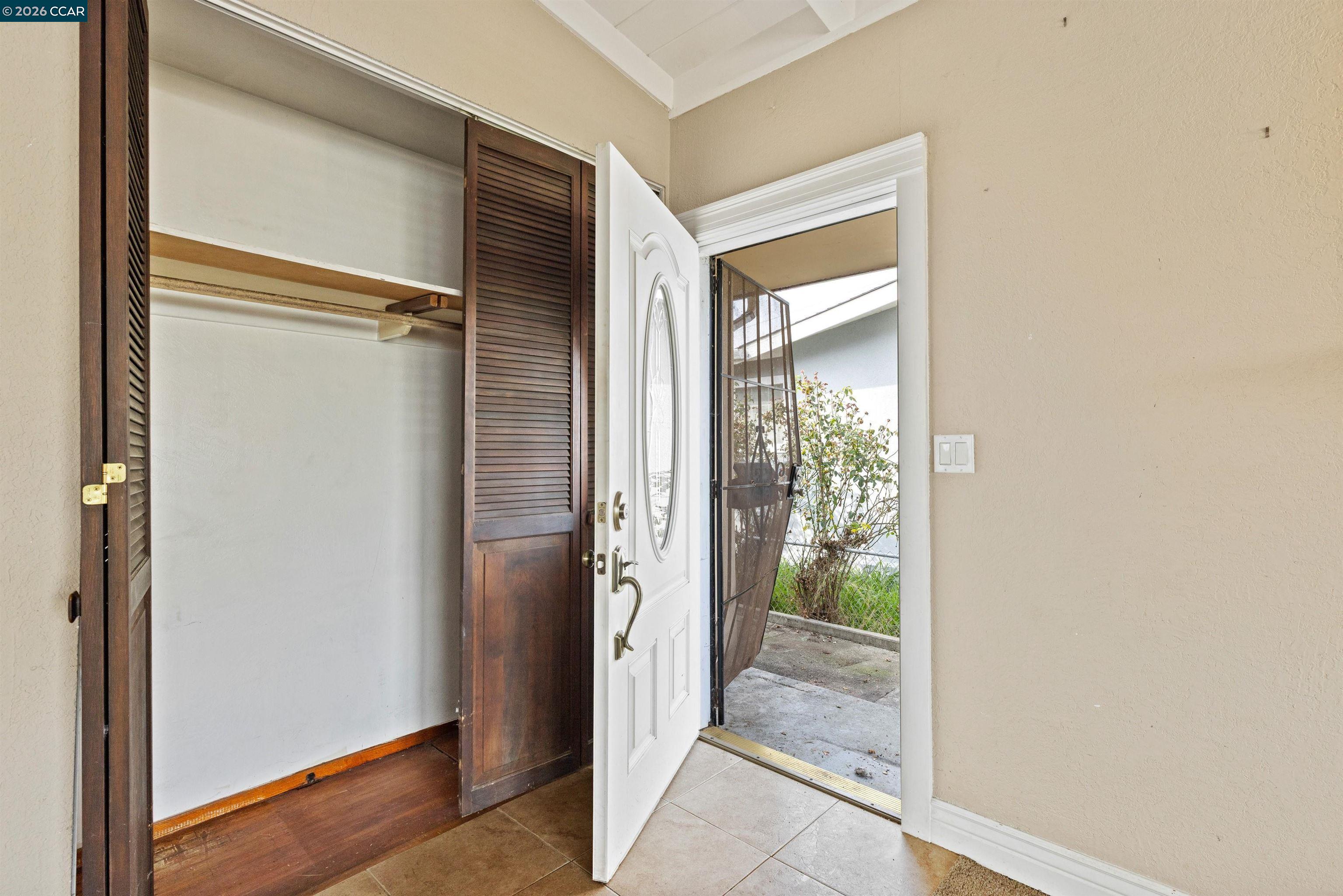 Detail Gallery Image 3 of 24 For 16175 via Walter, San Lorenzo,  CA 94580 - 3 Beds | 2 Baths